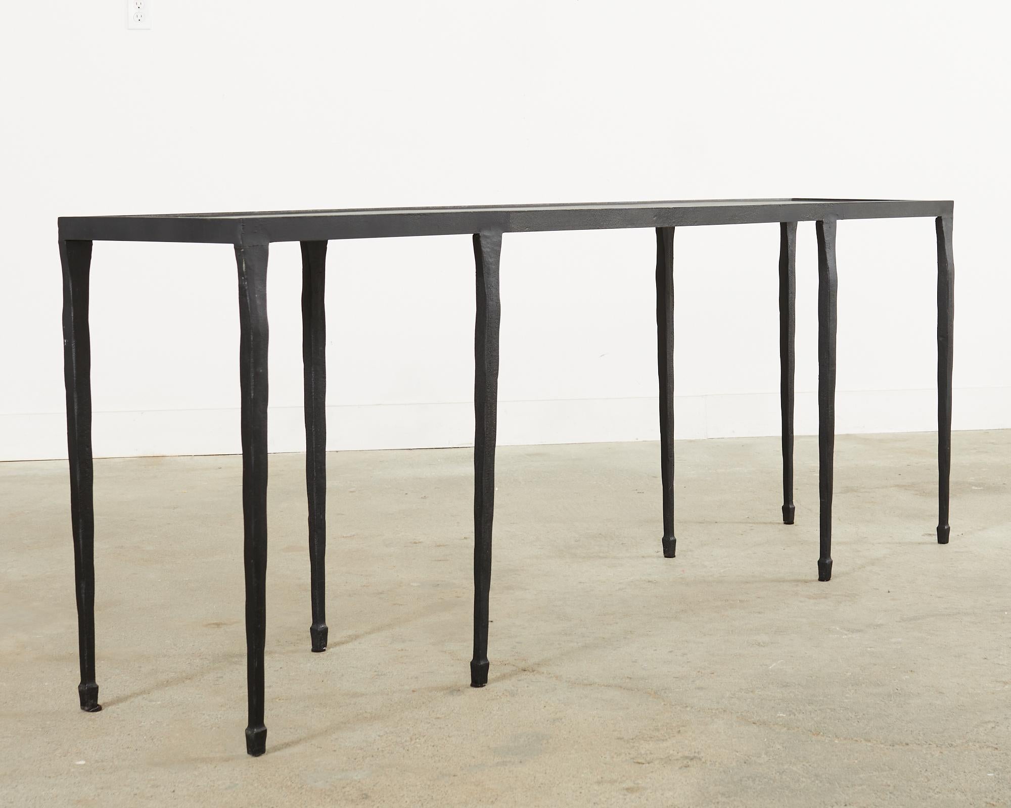 Table console d'inspiration Giacometti en fonte martelée noire 8