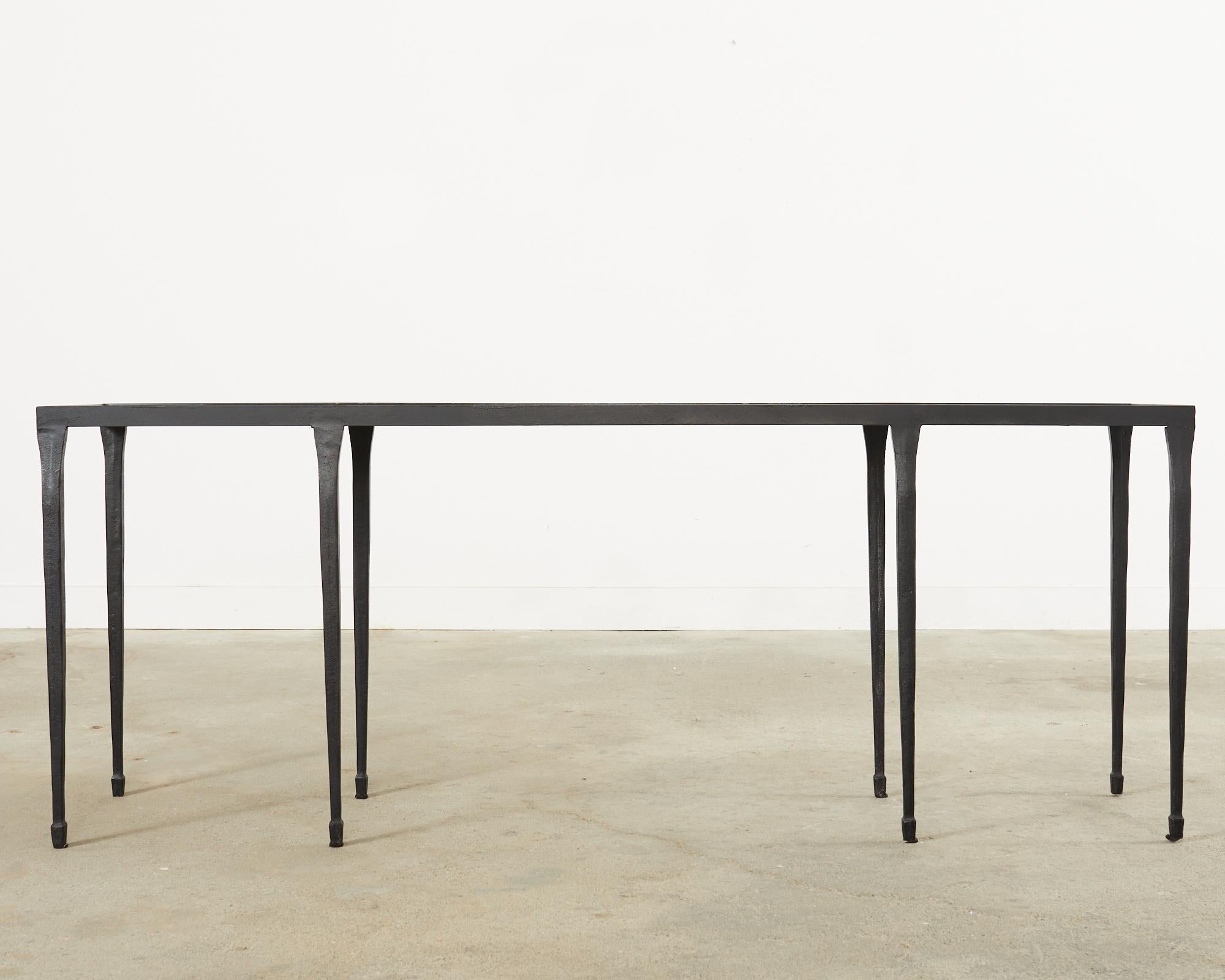 Table console d'inspiration Giacometti en fonte martelée noire 10