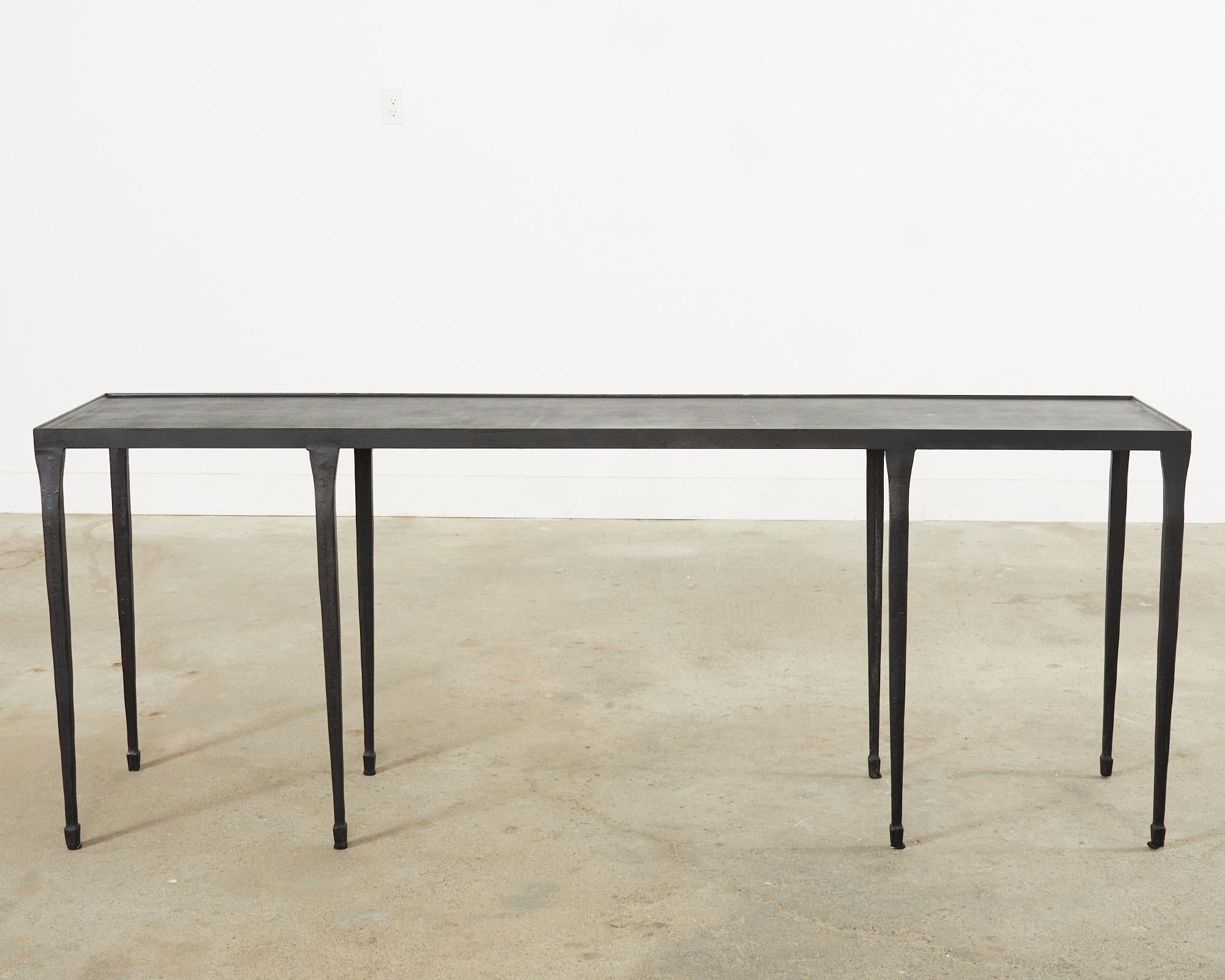 Table console d'inspiration Giacometti en fonte martelée noire 11