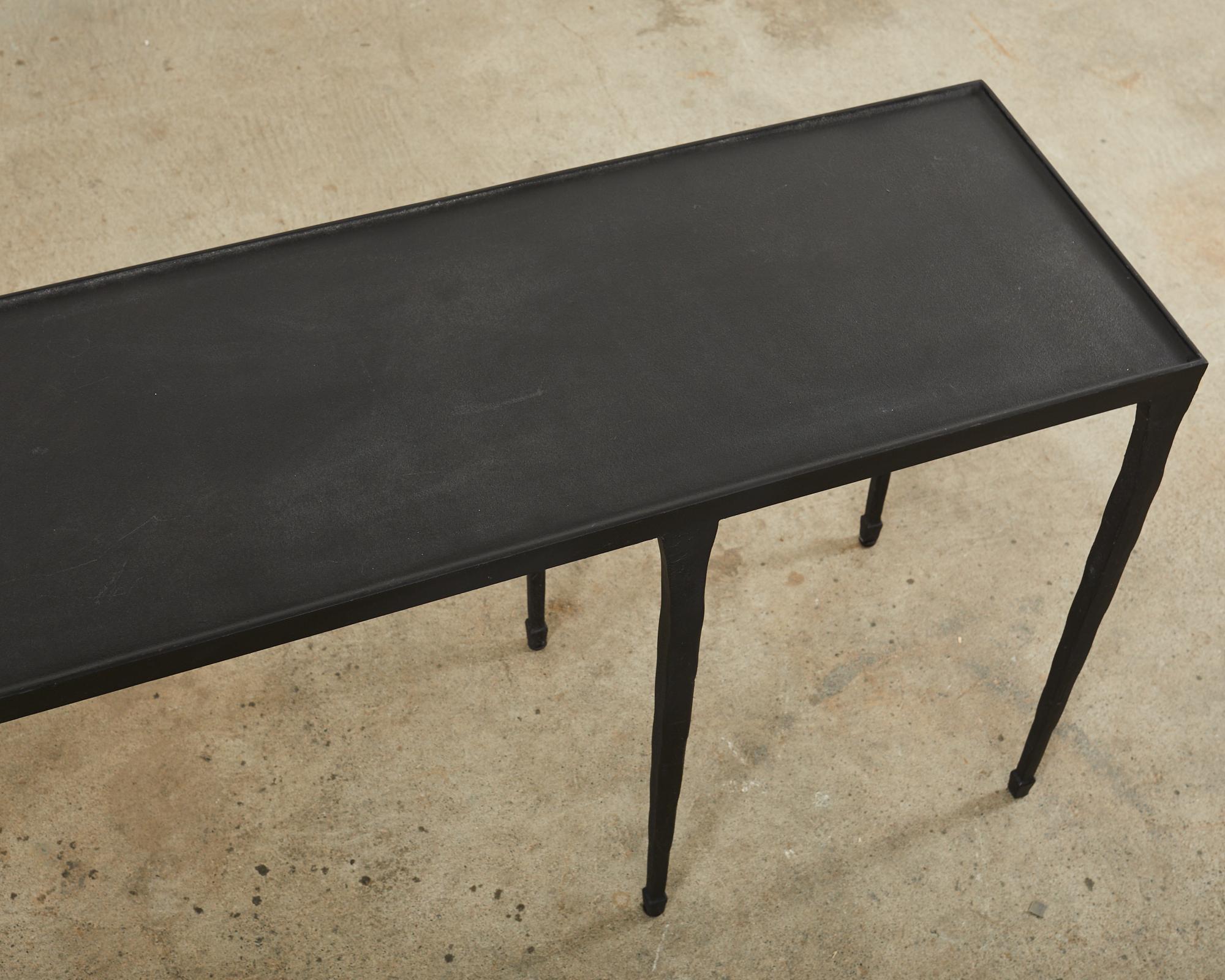 XXIe siècle et contemporain Table console d'inspiration Giacometti en fonte martelée noire
