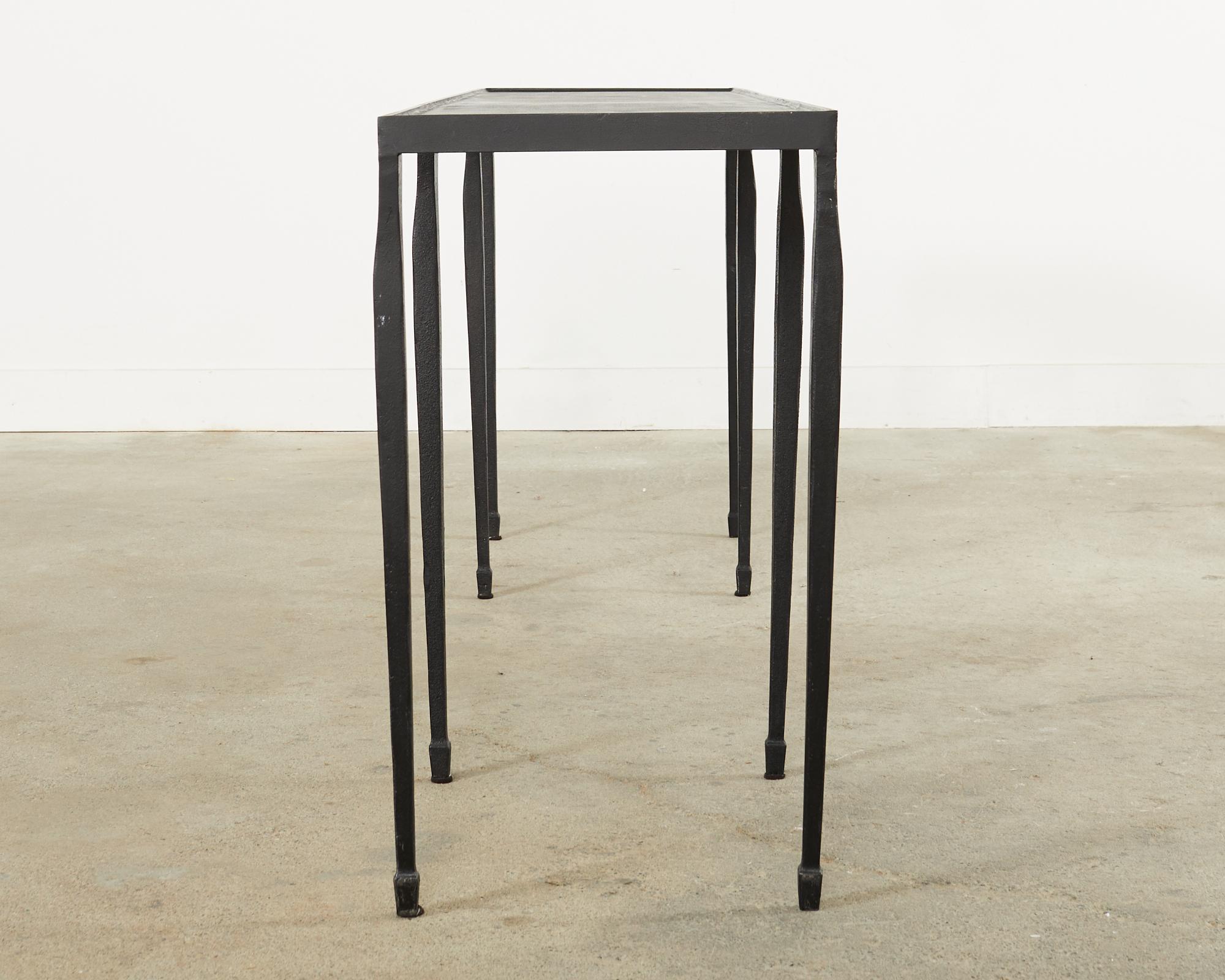 Fer Table console d'inspiration Giacometti en fonte martelée noire