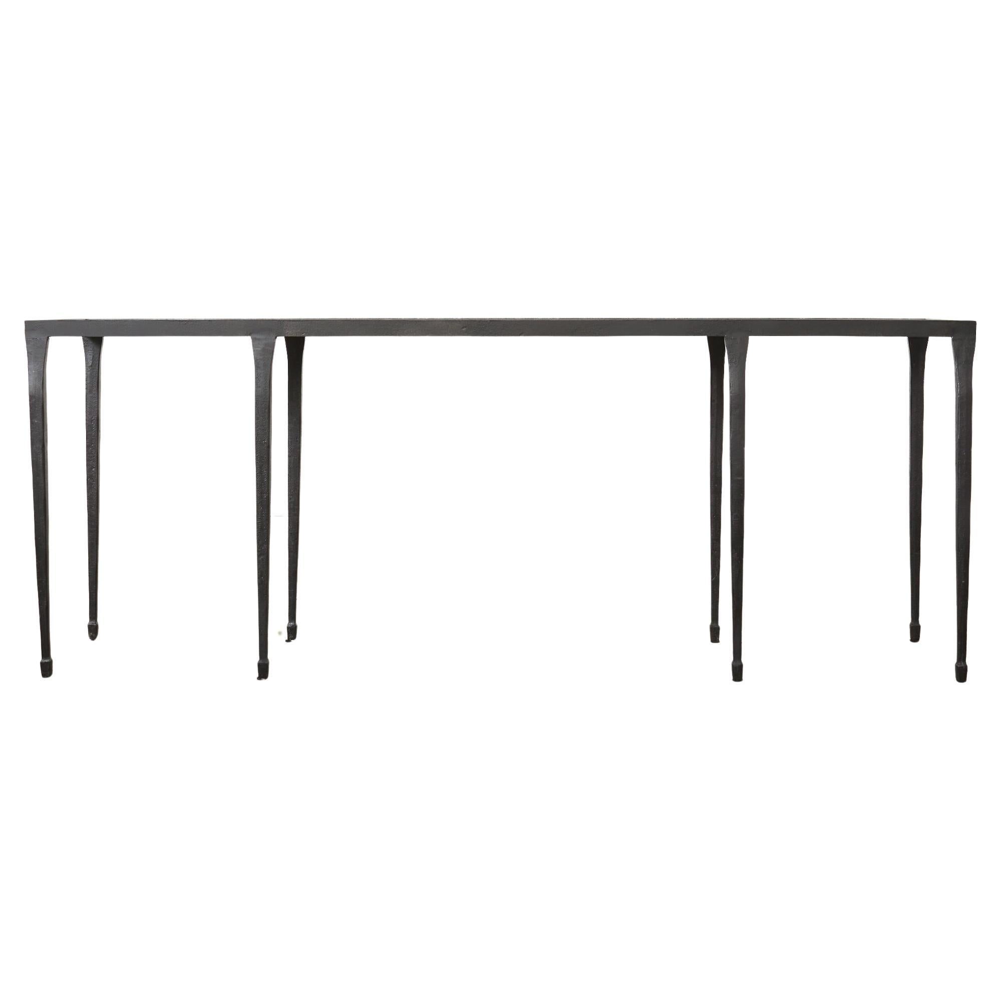 Table console d'inspiration Giacometti en fonte martelée noire