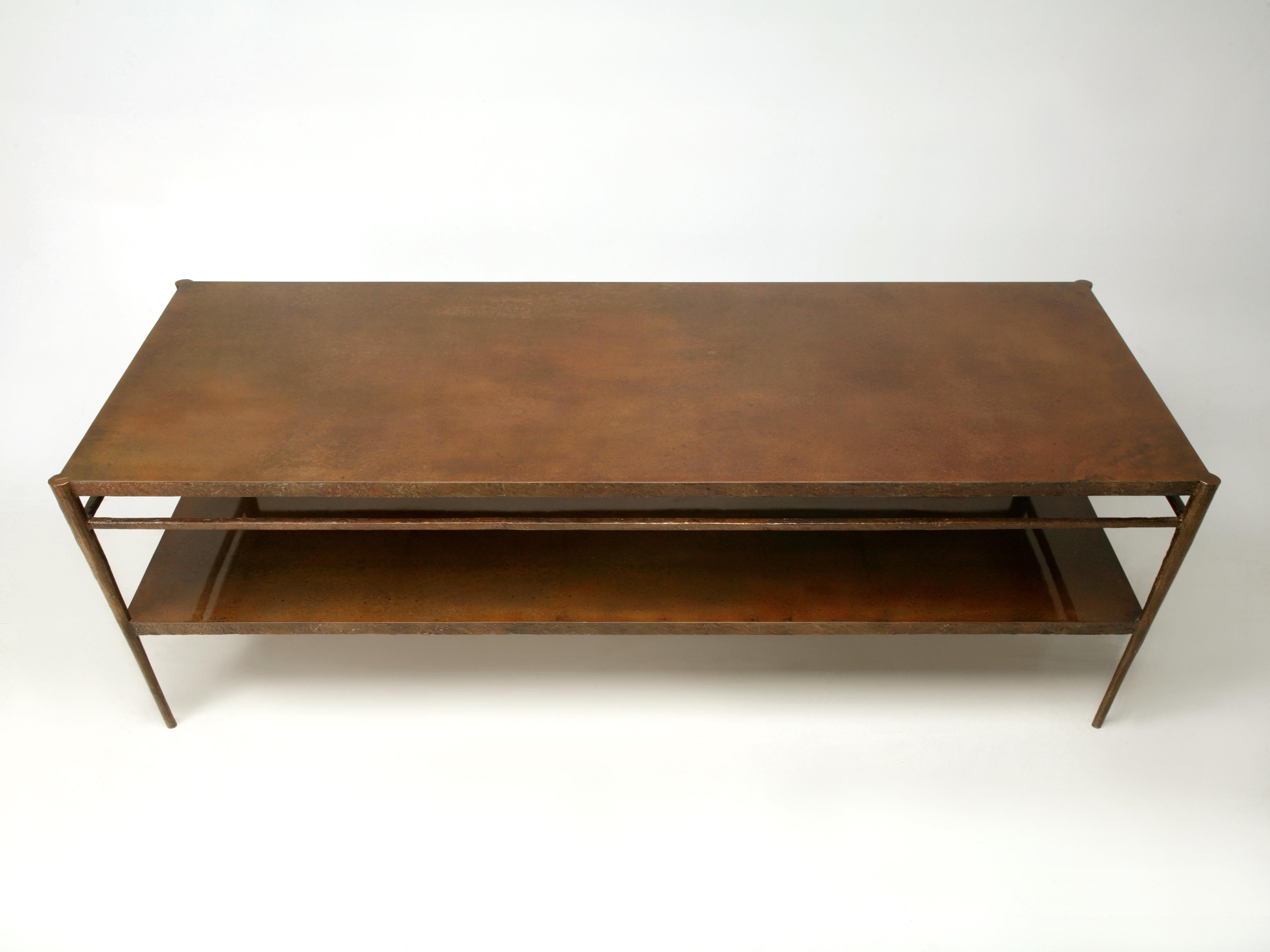 Table de travail en bronze inspirée de Giacometti ou peut être modifiée pour devenir une table de salle à manger ou un bureau. Fabriqué sur mesure dans pratiquement toutes les dimensions ici même en Amérique, le style du milieu du siècle ou