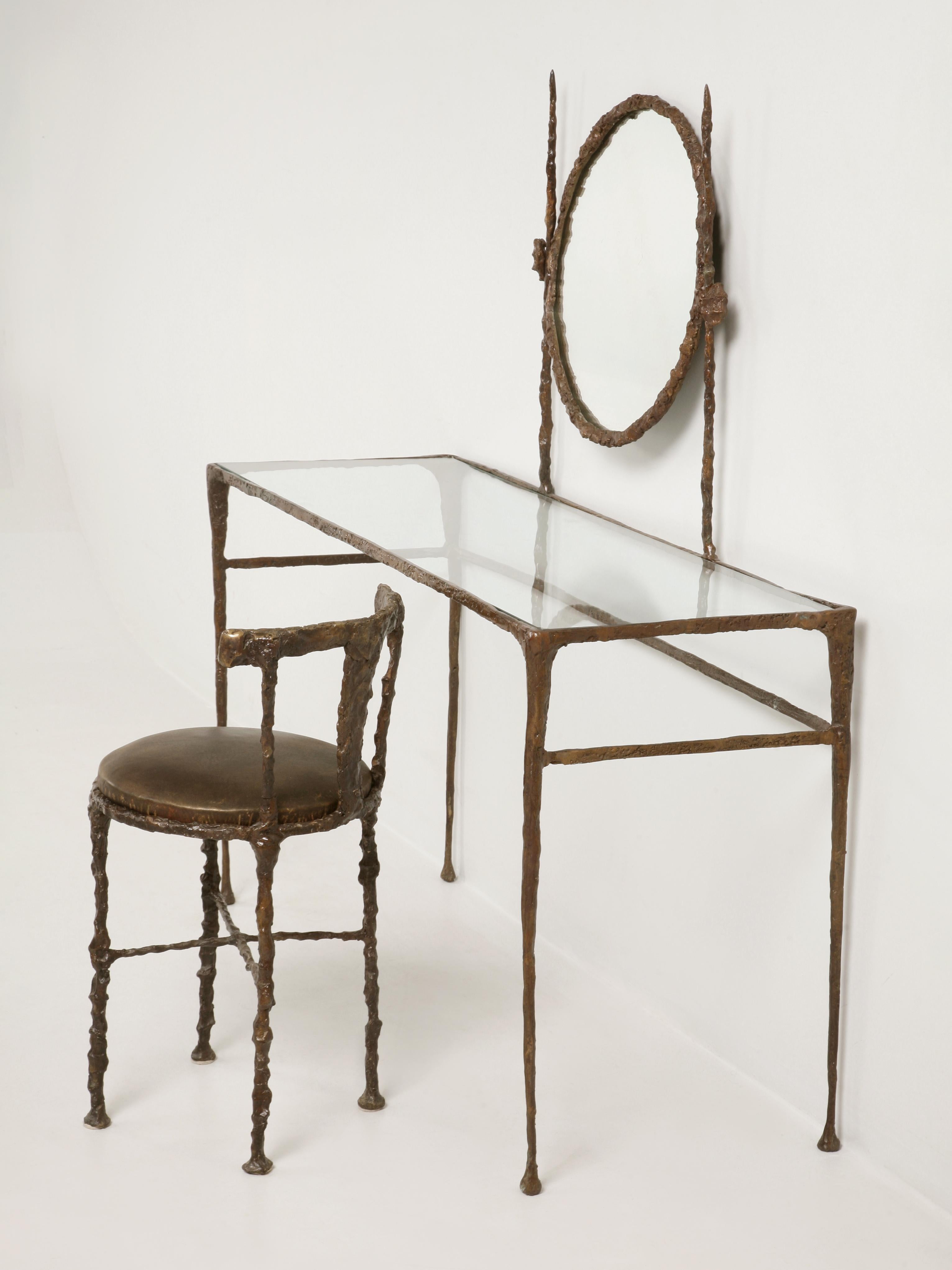 Coiffeuse en bronze massif dans le style d'Alberto Giacometti avec en option une chaise en bronze que nous avons fait couler pour nous. Alberto Giacometti (1901-1966) était un sculpteur, peintre, dessinateur et graveur suisse extraordinaire et nous