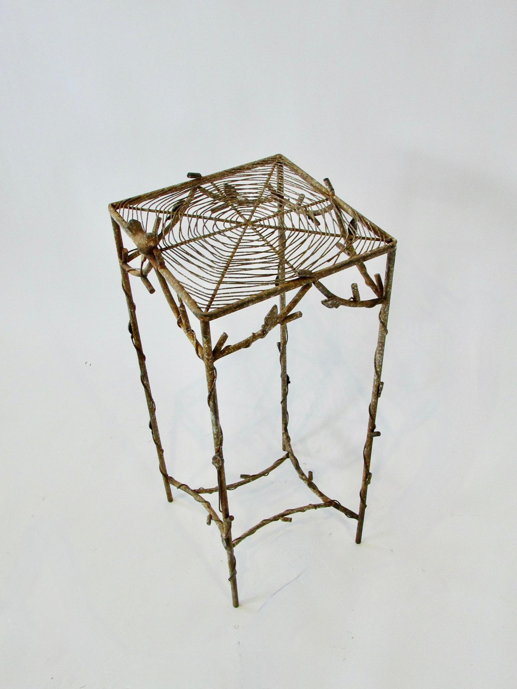 Giacometti-inspirierter Pflanzgefäßständer aus Schmiedeeisen und Draht mit Spinnenwebplatte  im Angebot 5