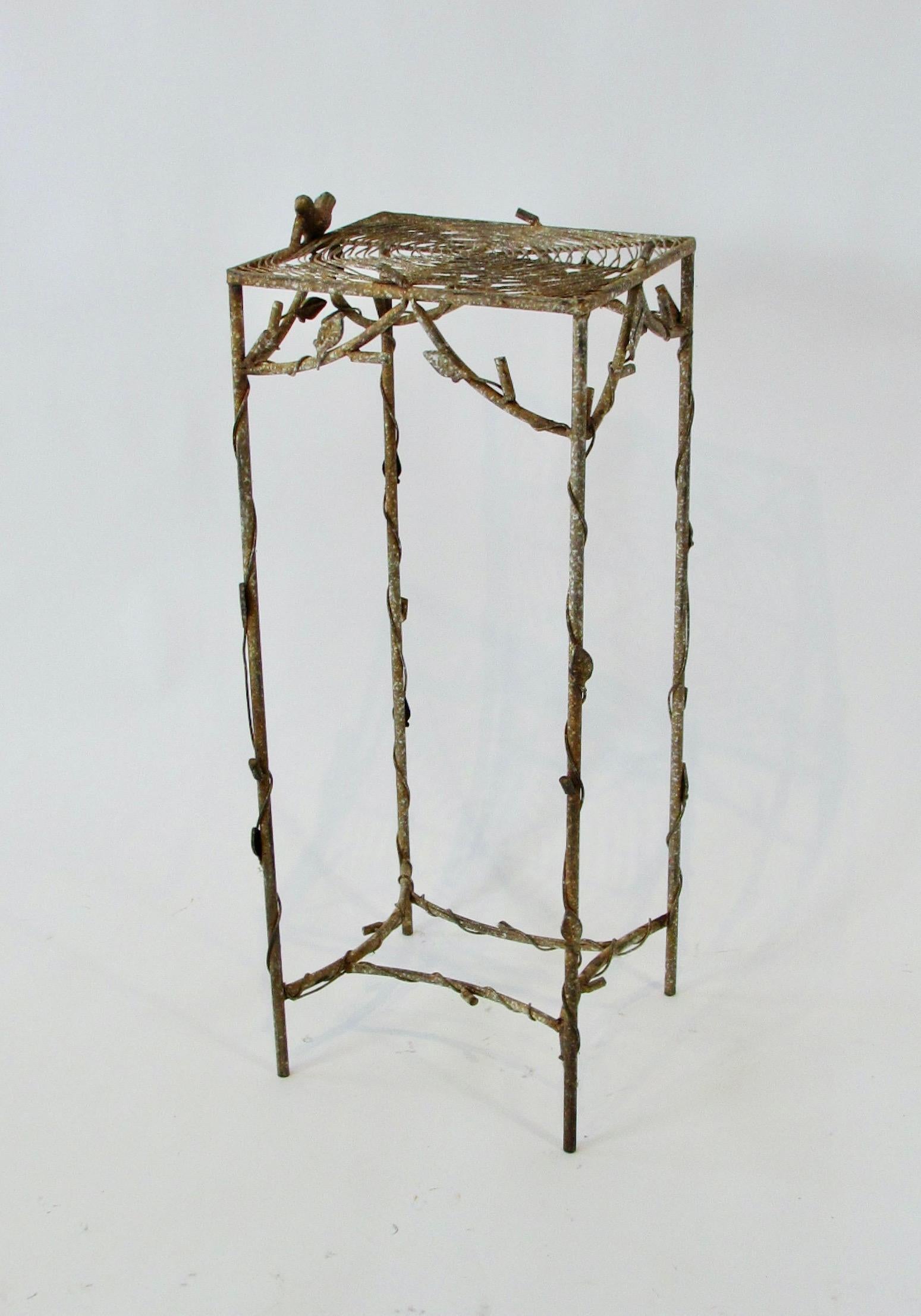 Giacometti-inspirierter Pflanzgefäßständer aus Schmiedeeisen und Draht mit Spinnenwebplatte  (Moderne der Mitte des Jahrhunderts) im Angebot