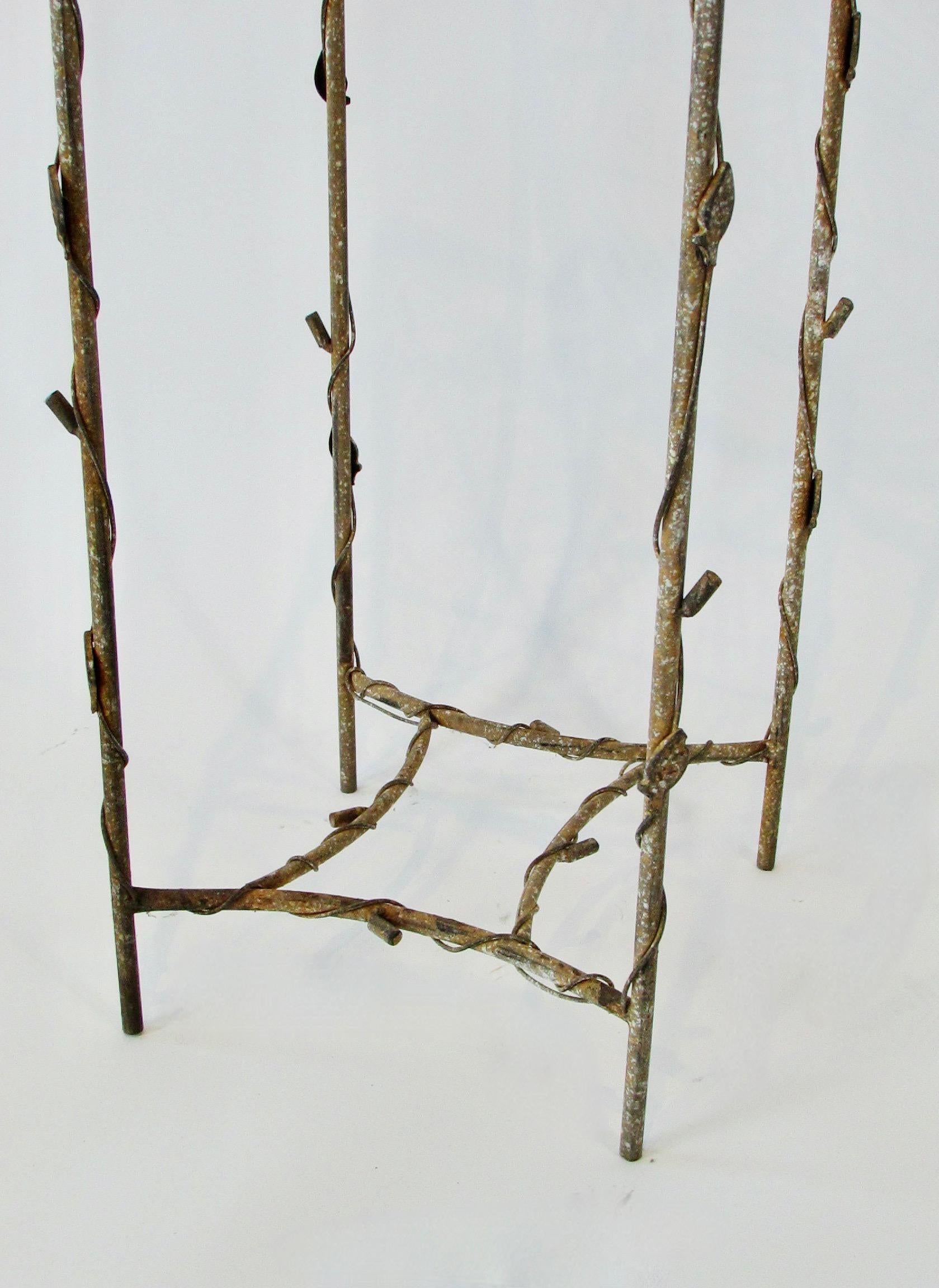 Giacometti-inspirierter Pflanzgefäßständer aus Schmiedeeisen und Draht mit Spinnenwebplatte  im Angebot 1