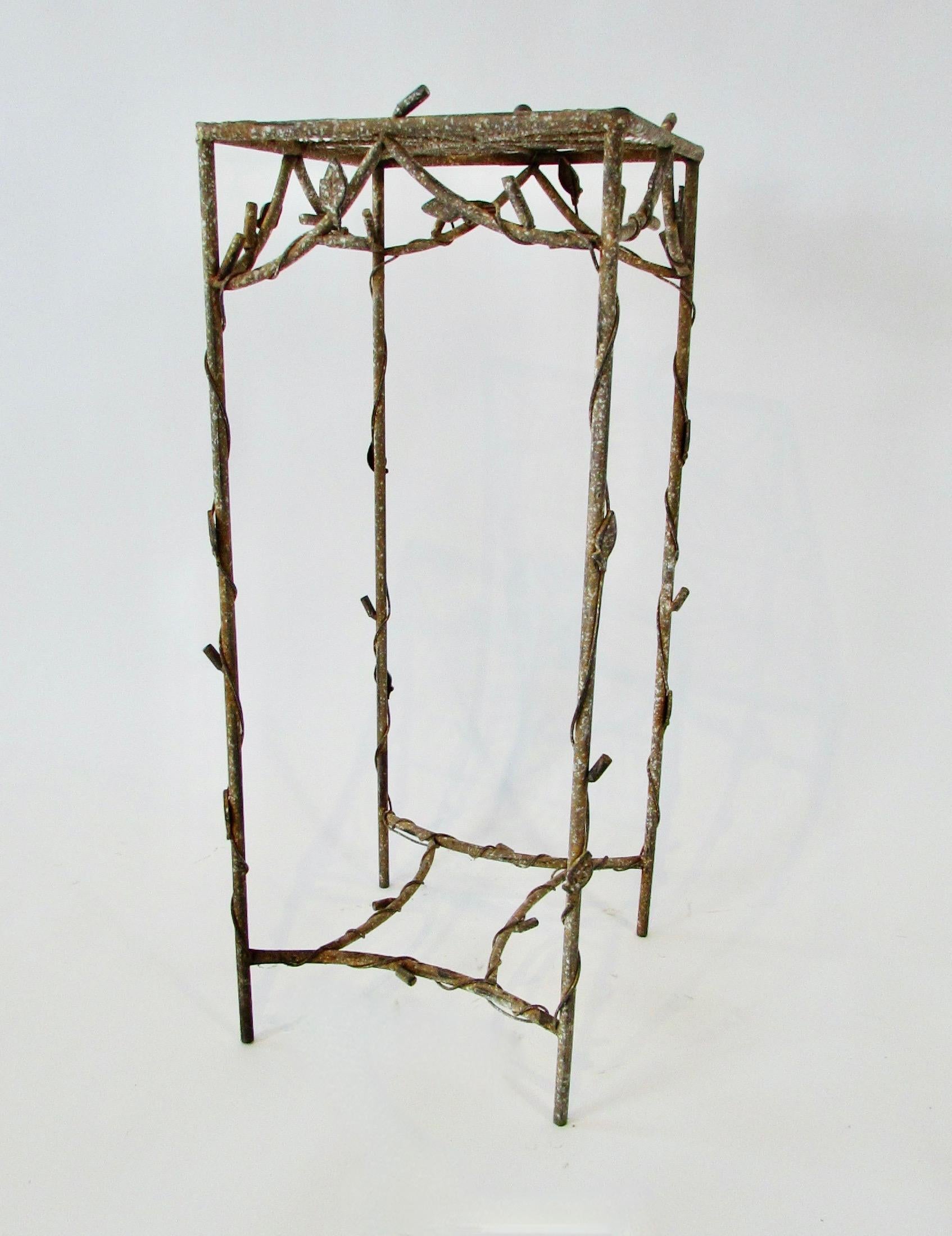 Giacometti-inspirierter Pflanzgefäßständer aus Schmiedeeisen und Draht mit Spinnenwebplatte  im Angebot 2