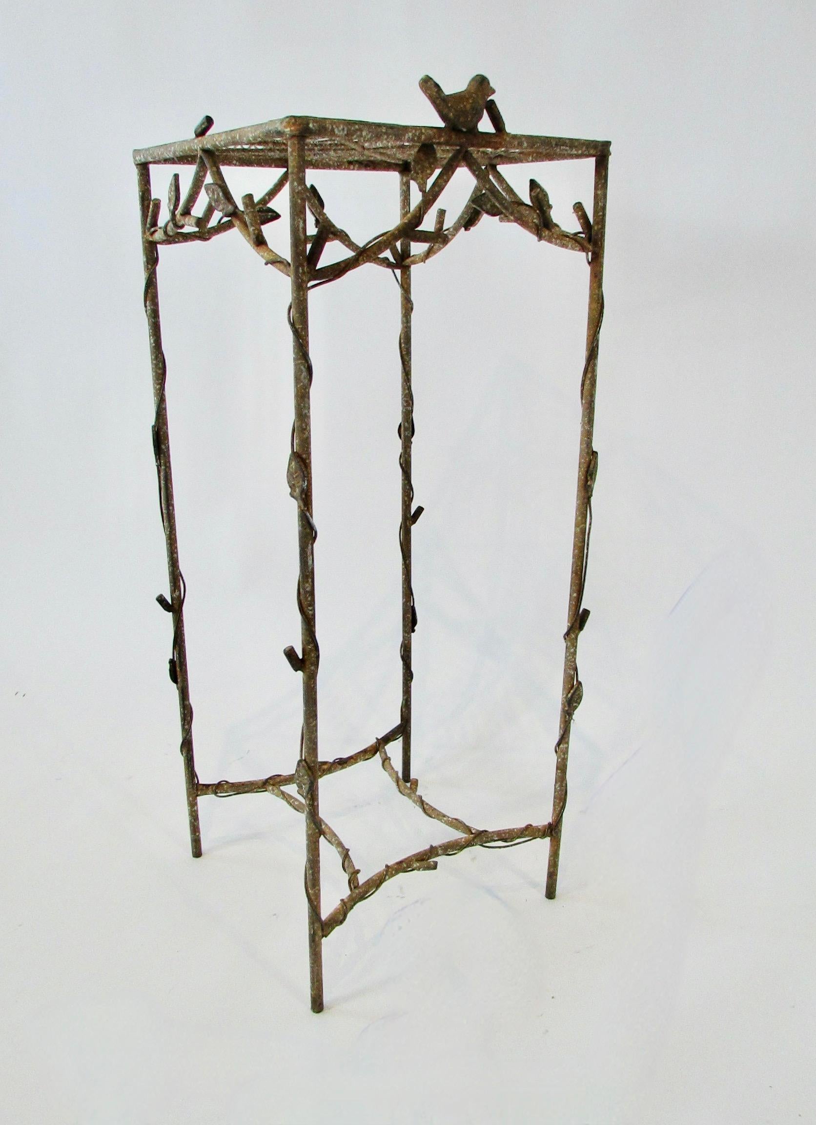 Giacometti-inspirierter Pflanzgefäßständer aus Schmiedeeisen und Draht mit Spinnenwebplatte  im Angebot 4