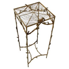 Support de jardin en fer forgé et fil métallique d'inspiration Giacometti avec dessus en toile araignée 