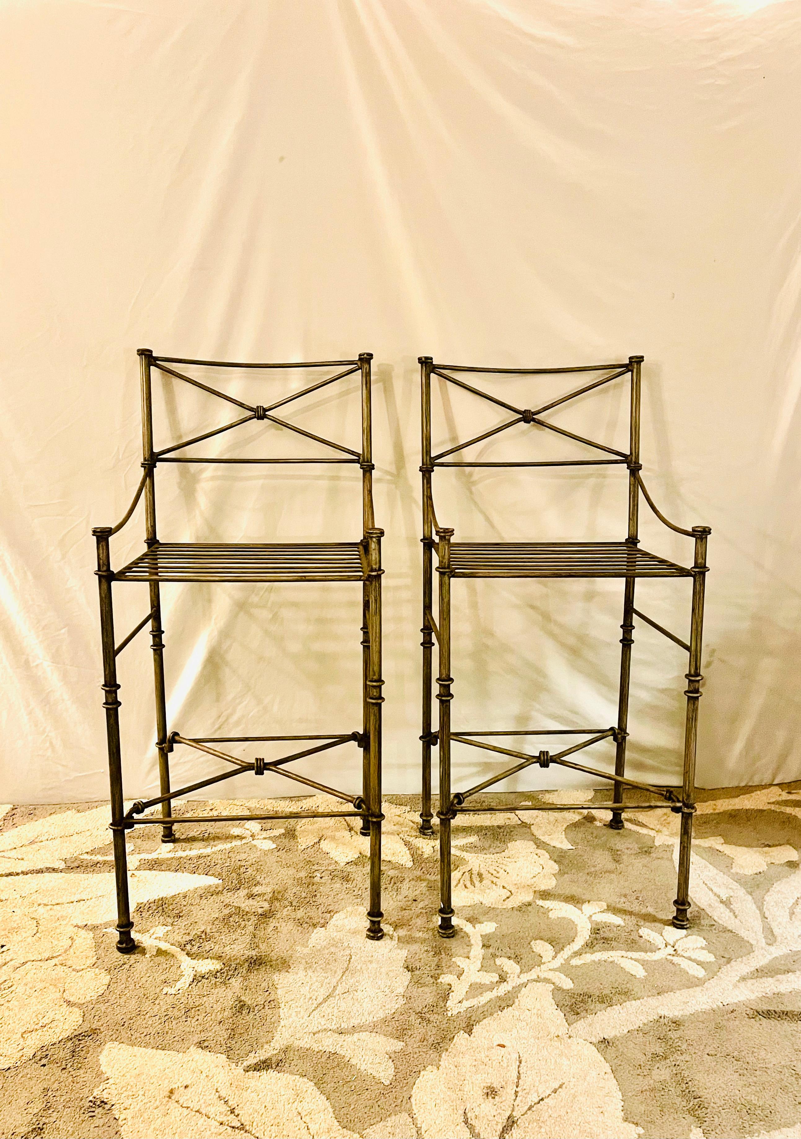 Giacometti-inspirierte schmiedeeiserne Stühle, Satz von Barhockern (Neoklassisch) im Angebot