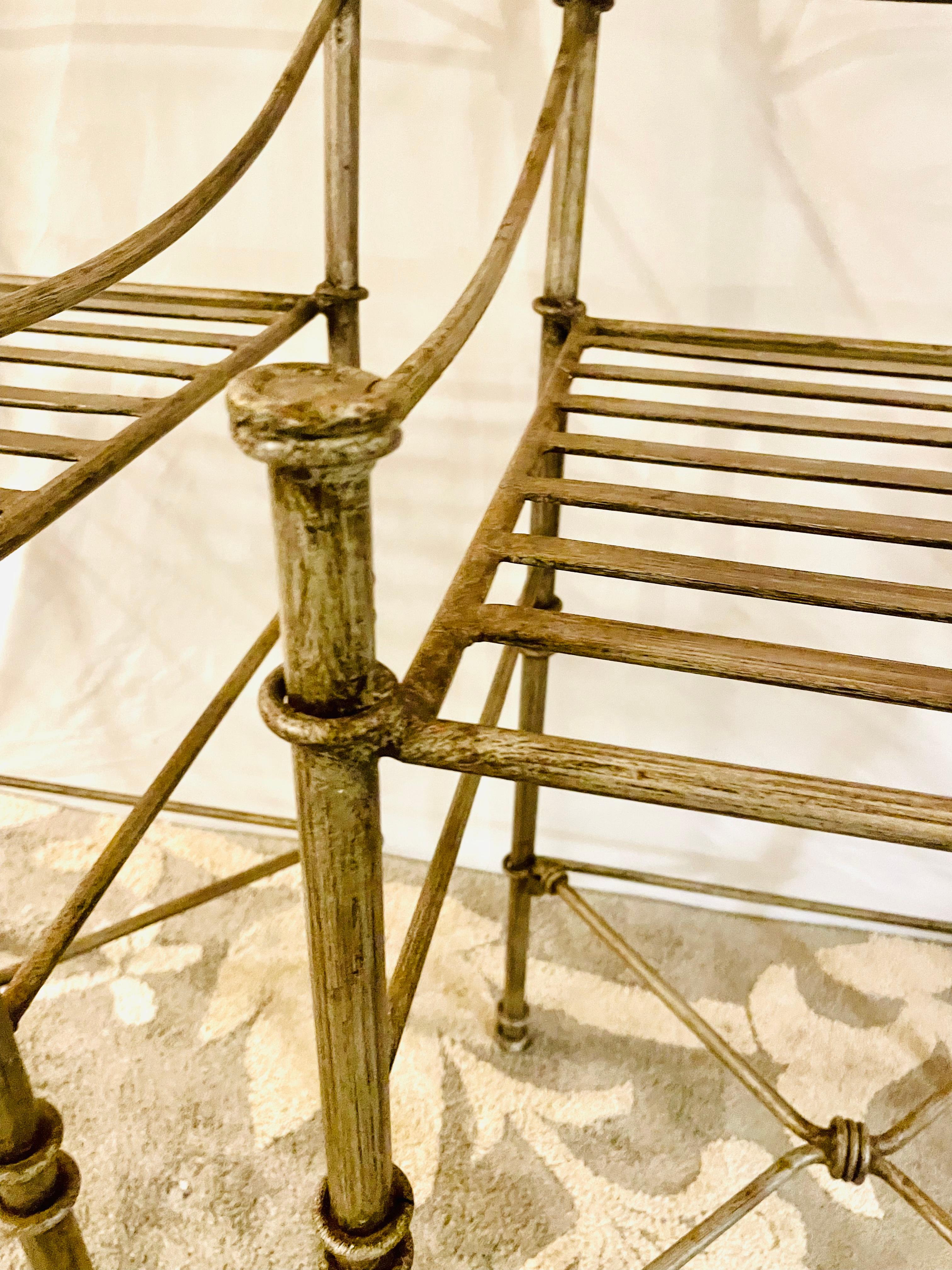 Giacometti-inspirierte schmiedeeiserne Stühle, Satz von Barhockern (Eisen) im Angebot