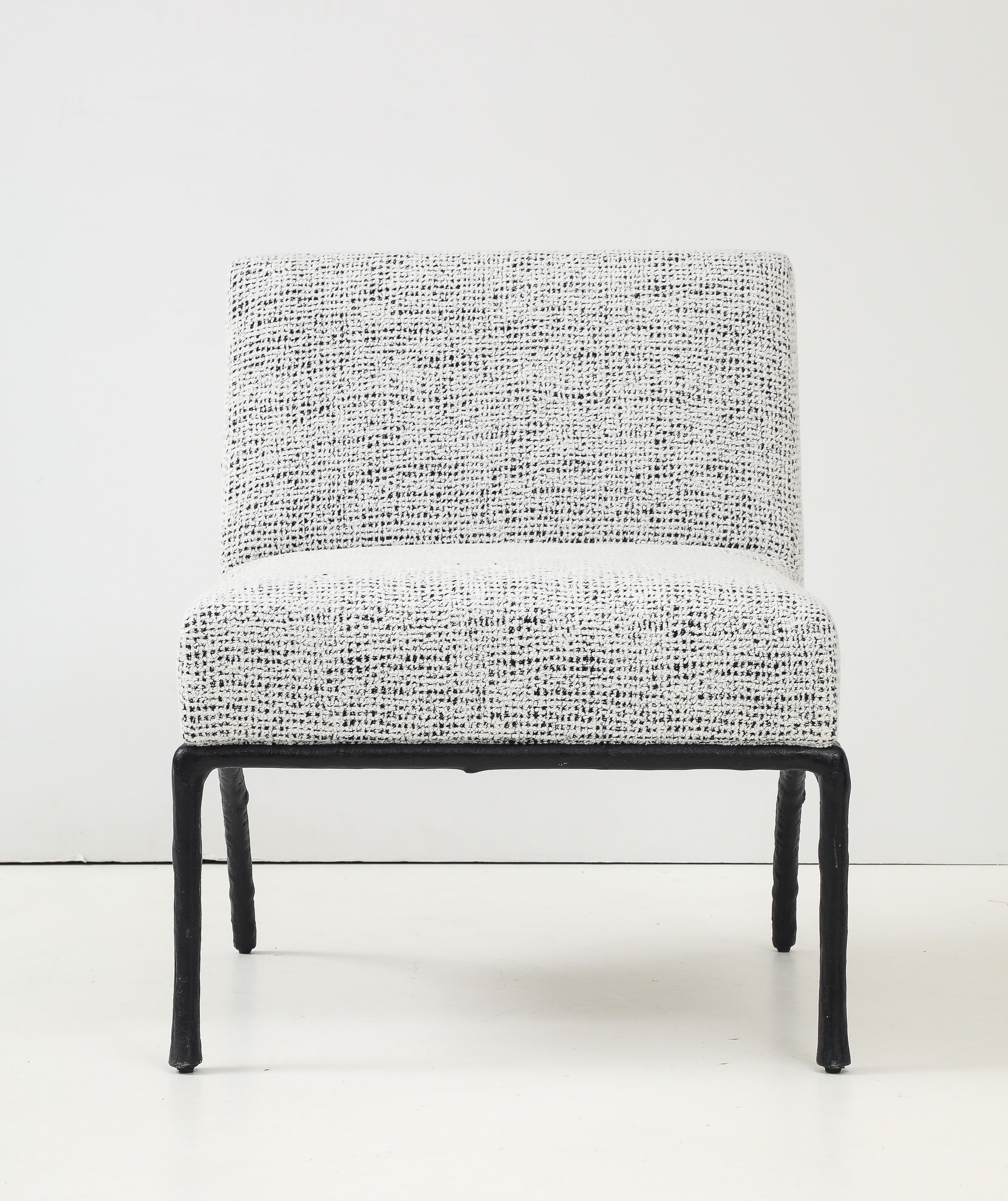 Ein Paar Loungesessel aus massivem Guss mit Rahmen aus geschwärzter Bronze und neuen Zinc Textiles  schwarz/weiße Chenille-Polsterung. 