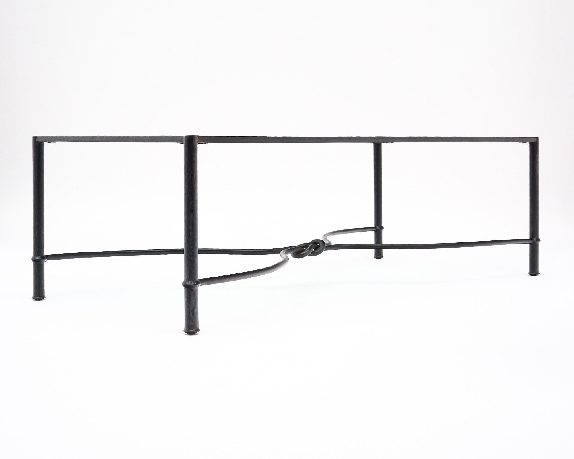 Giacometti Stil Italienisch Eisen Couchtisch im Zustand „Gut“ im Angebot in Austin, TX