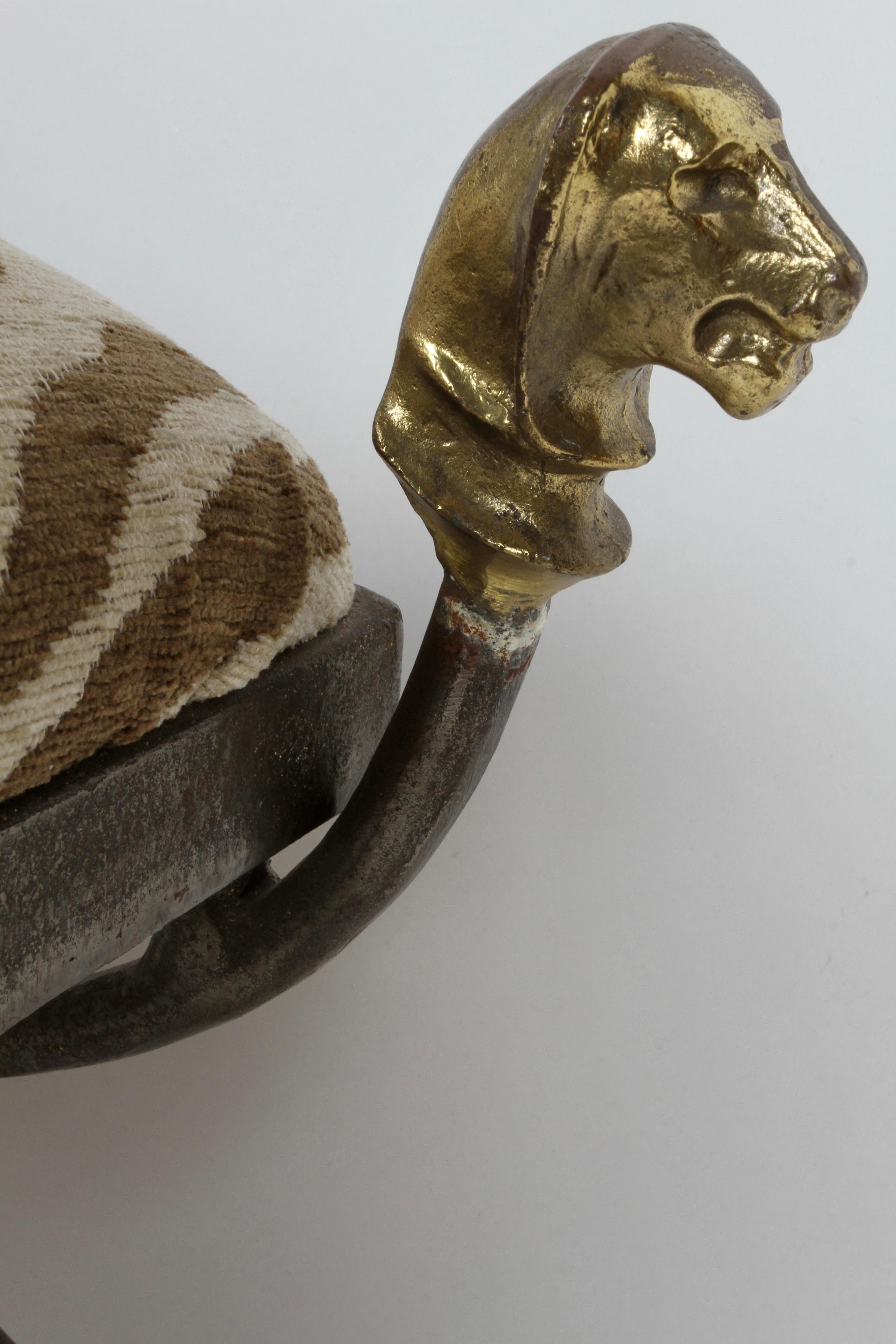 Pouf a testa di leone in stile Giacometti in bronzo e ferro con seduta in finta zebra anni '70 in vendita 6