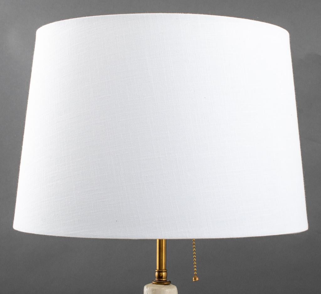 Lampe de table moderne en plâtre blanc de style Giacometti. 

Concessionnaire : S138XX

