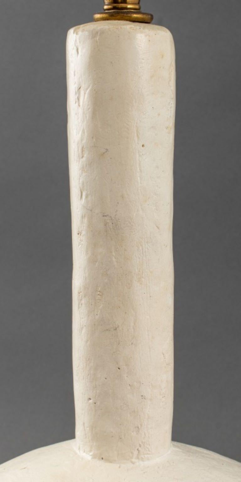 Moderne weiße Tischlampe im Giacometti-Stil (20. Jahrhundert) im Angebot