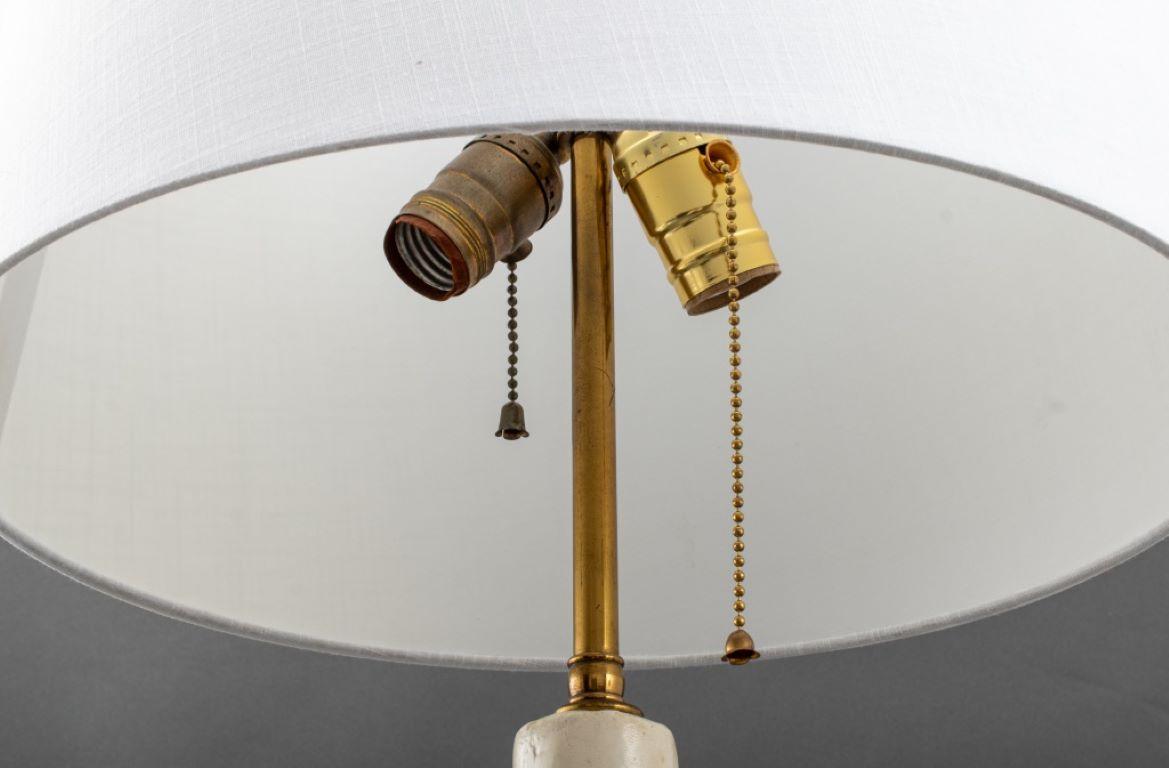 Moderne weiße Tischlampe im Giacometti-Stil im Angebot 3