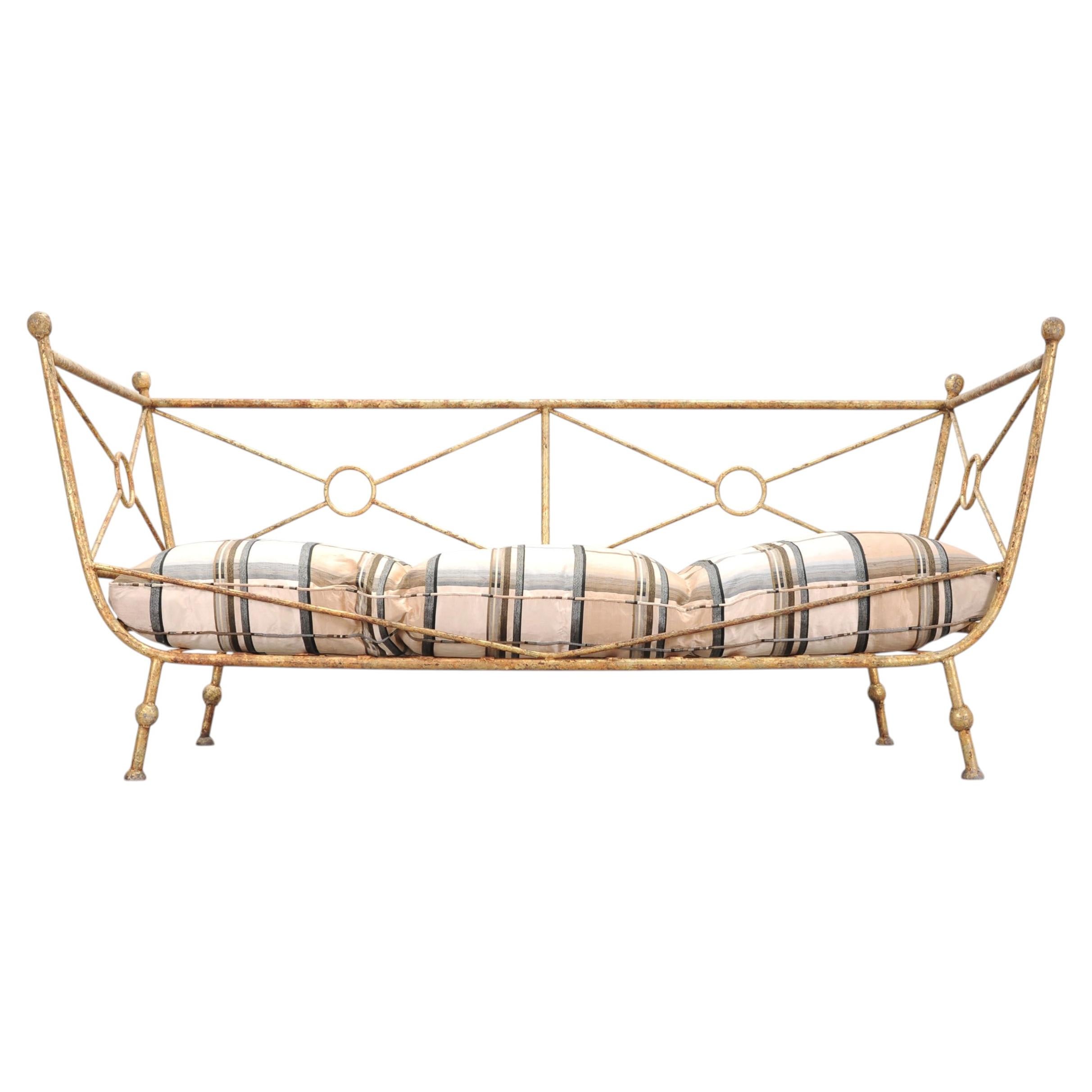 Lit de jour ou canapé néoclassique en fer doré, style Giacometti, 7 pieds en vente