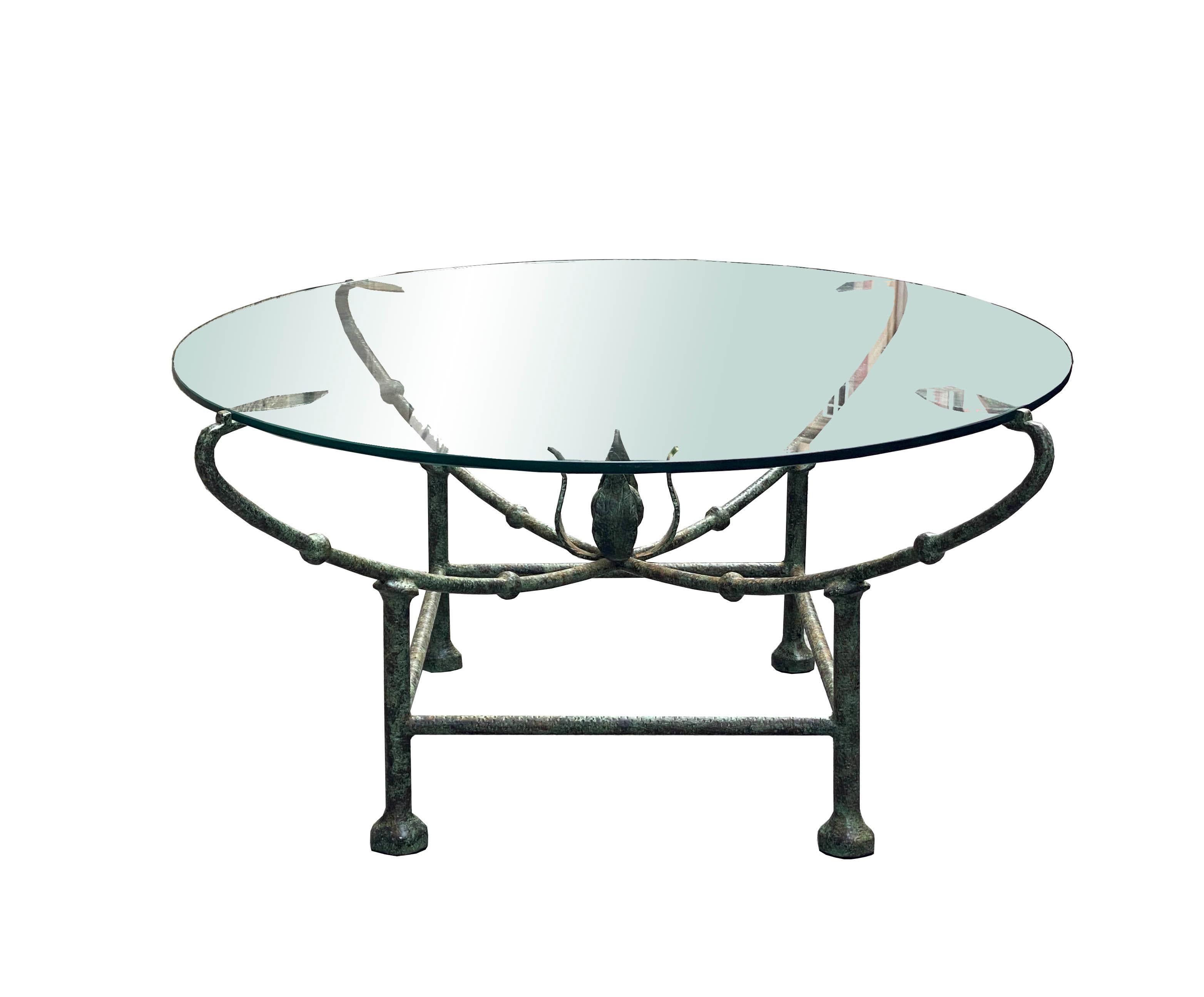 Mid-Century Modern Table basse ovale en fer forgé de style Giacometti avec plateau en verre, Italie, 1970 en vente