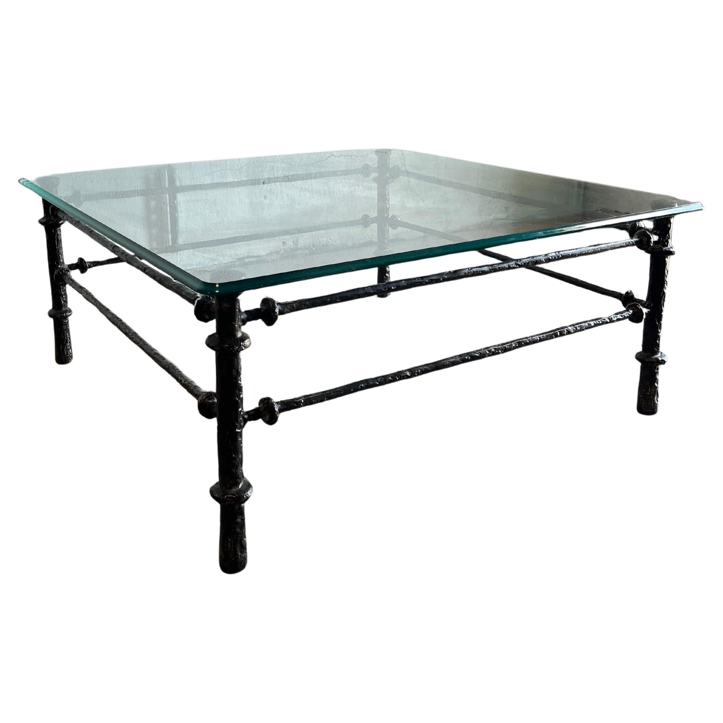Quadratischer Couchtisch im Giacometti-Stil mit patinierter Bronzeoberfläche