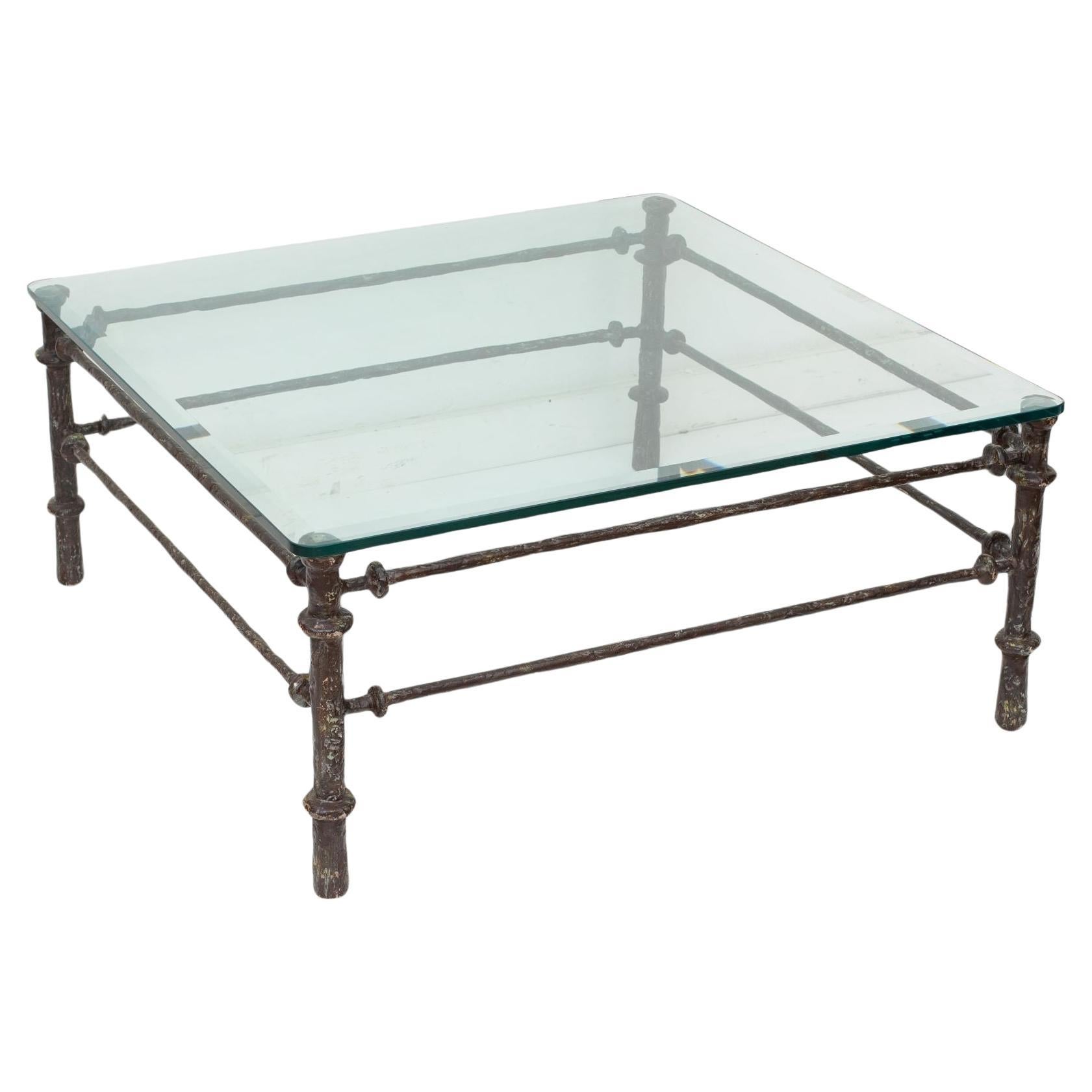 Quadratischer Couchtisch im Giacometti-Stil mit patinierter Bronzeoberfläche