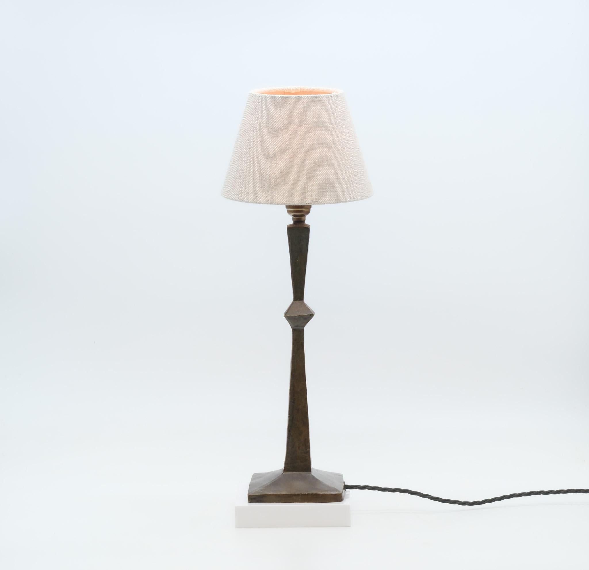 Tischlampe im Stil von Giacometti aus brauner patinierter Bronze. Um 2000.

Die Lampe wurde neu verkabelt, mit neuem Bajonett und UK-Stecker. PAT-geprüft.

Insgesamt in sehr gutem Zustand mit einigen leichten Gebrauchsspuren. Schirm nicht