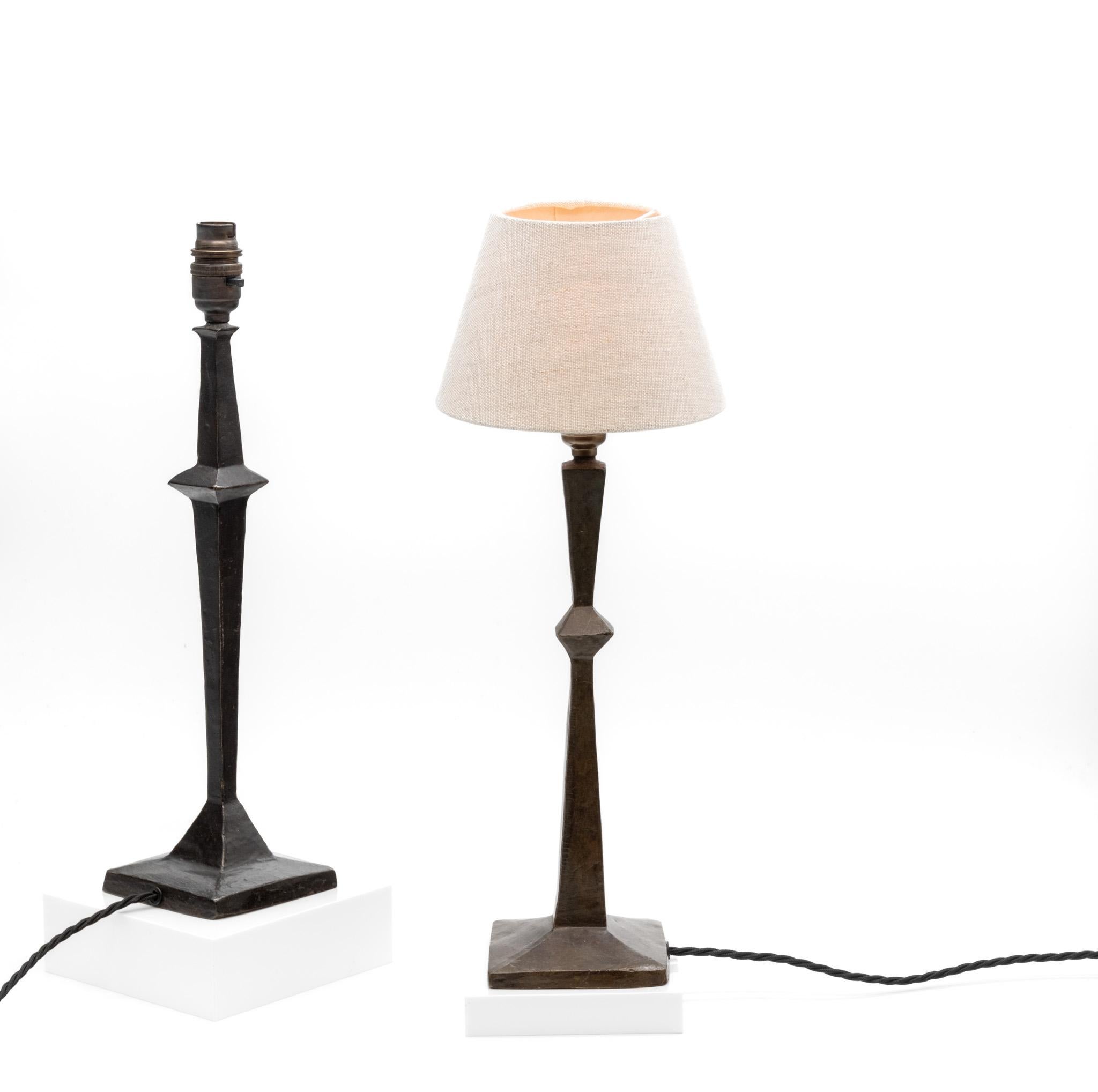 Giacometti Stil Patinierte Bronze Tischlampe (Brutalismus) im Angebot