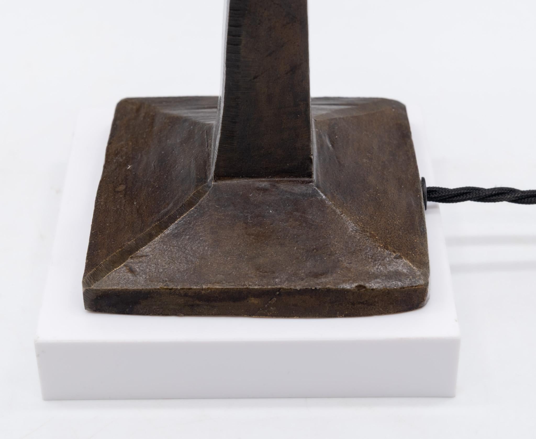 Giacometti Stil Patinierte Bronze Tischlampe (Gegossen) im Angebot