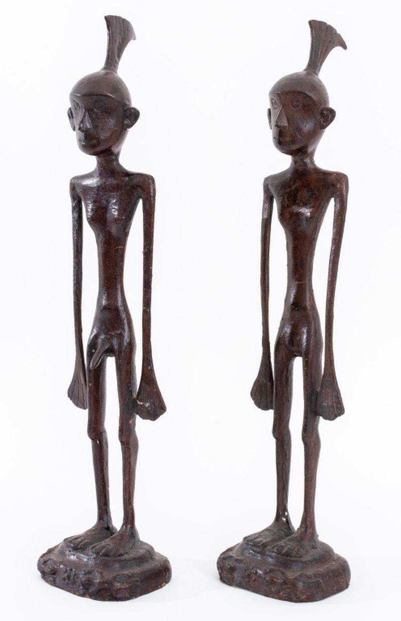 Coppia di figure maschili e femminili nude in metallo patinato in stile Giacometti, apparentemente non firmate. 18,5