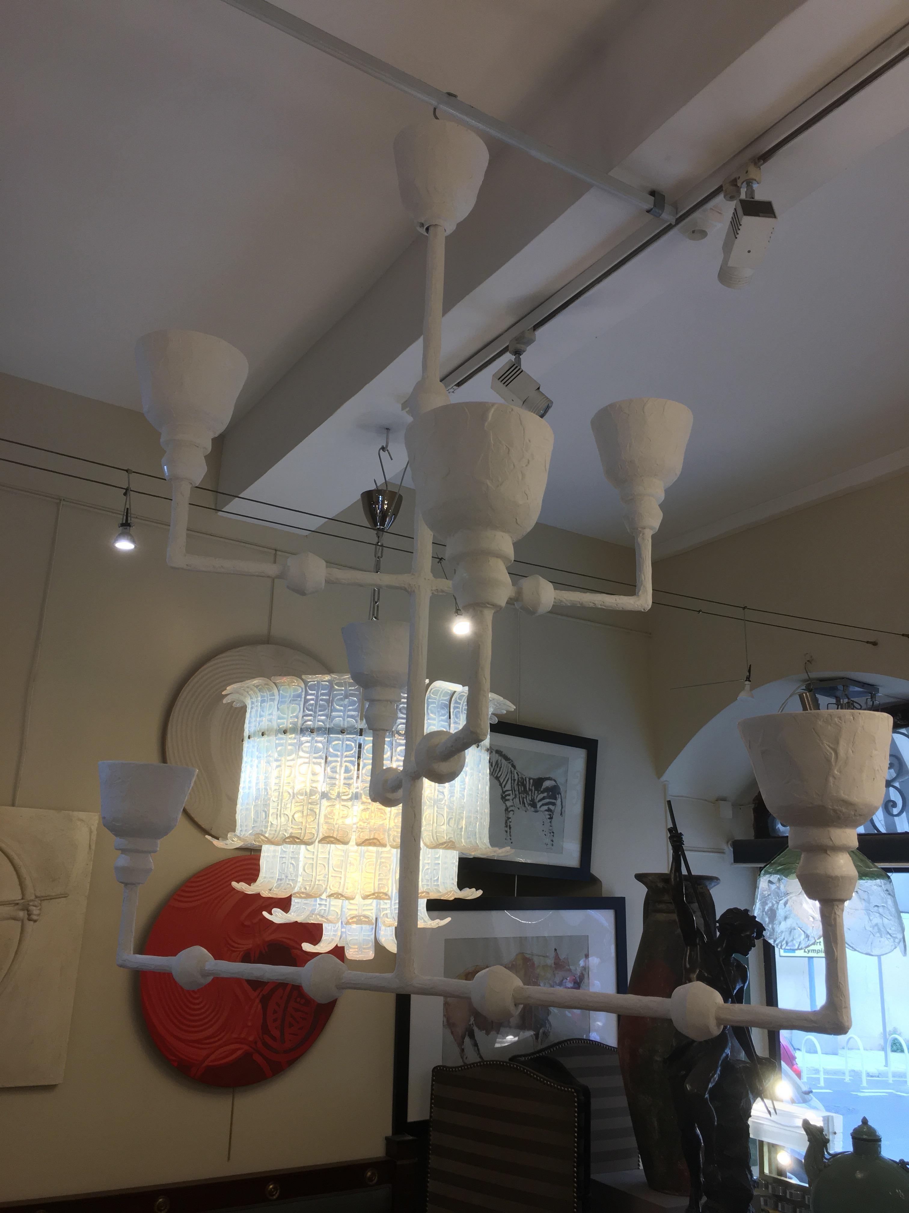 Apparecchio in gesso con 6 rami (base E27) nello stile di Giacometti. Elegante e sobrio. L'apparecchio è elettrificato.