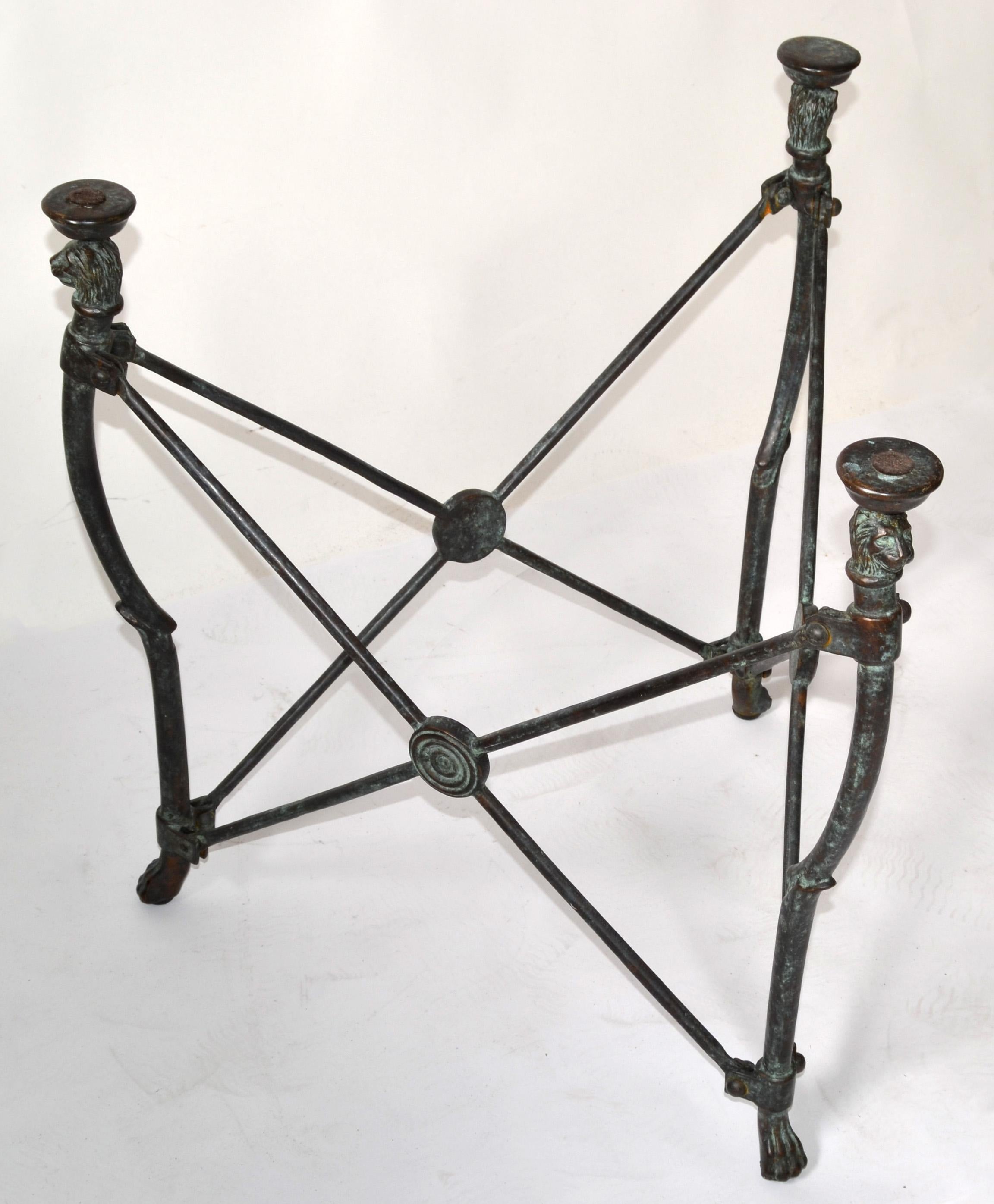 Runder neoklassizistischer Tisch aus massiver Bronze im Giacometti-Stil mit Löwenköpfen und Krallenfüßen  im Angebot 3