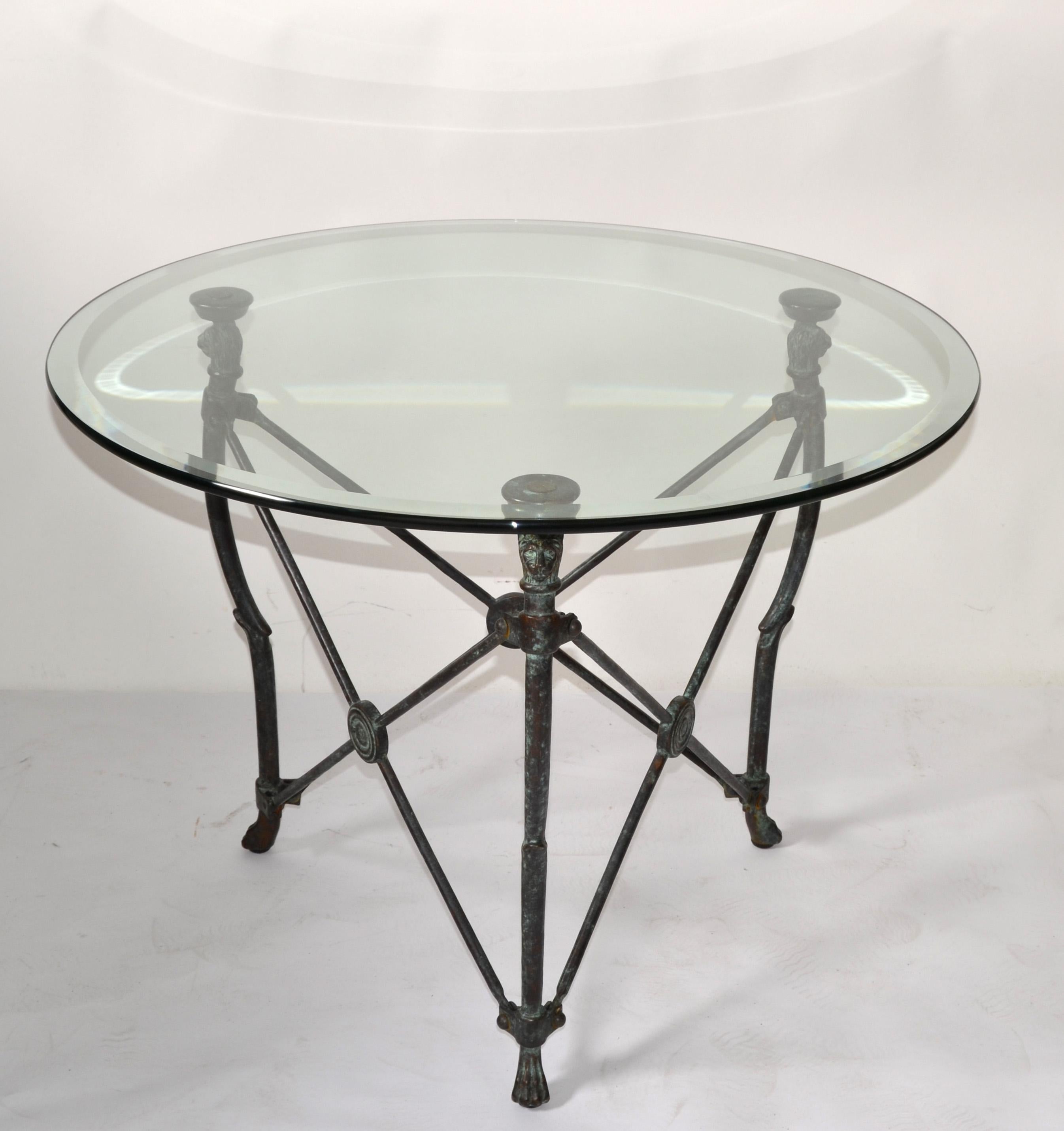 Runder neoklassizistischer Tisch aus massiver Bronze im Giacometti-Stil mit Löwenköpfen und Krallenfüßen  im Angebot 6