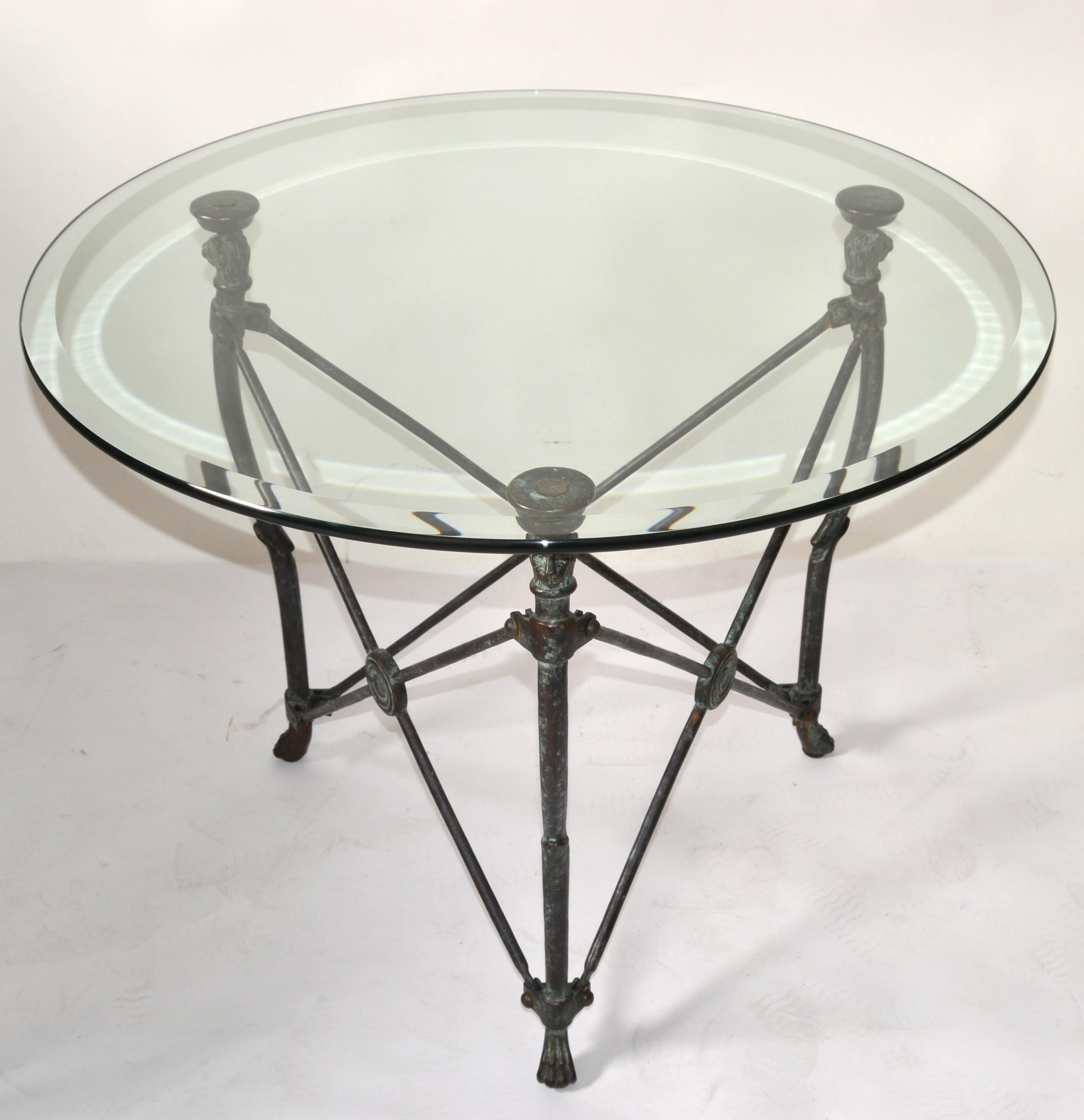 Runder neoklassizistischer Tisch aus massiver Bronze im Giacometti-Stil mit Löwenköpfen und Krallenfüßen  im Angebot 7