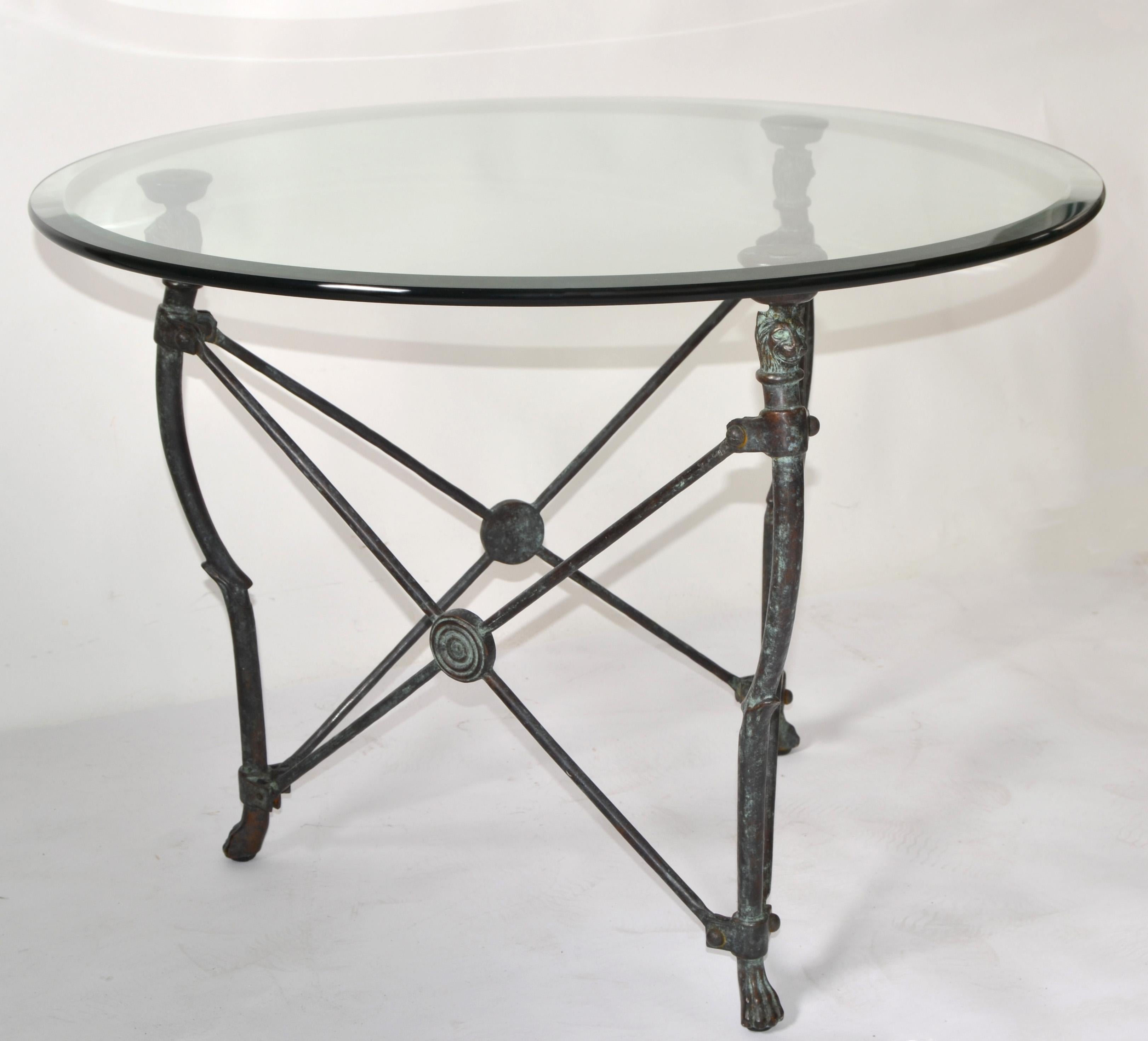 Néoclassique Table ronde néoclassique de style Giacometti en bronze massif avec têtes de lion et pieds à griffes  en vente