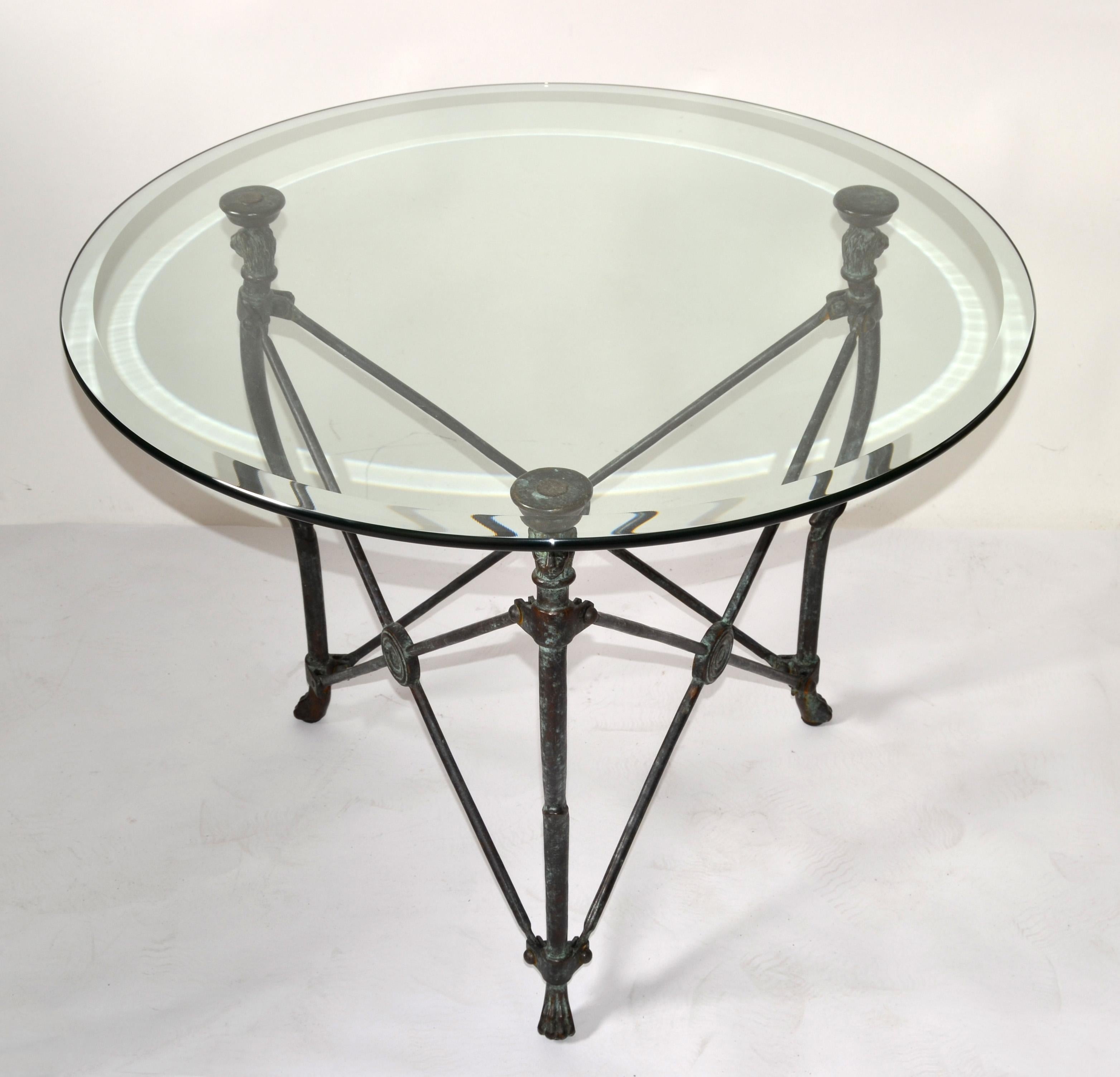 Runder neoklassizistischer Tisch aus massiver Bronze im Giacometti-Stil mit Löwenköpfen und Krallenfüßen  (Italienisch) im Angebot