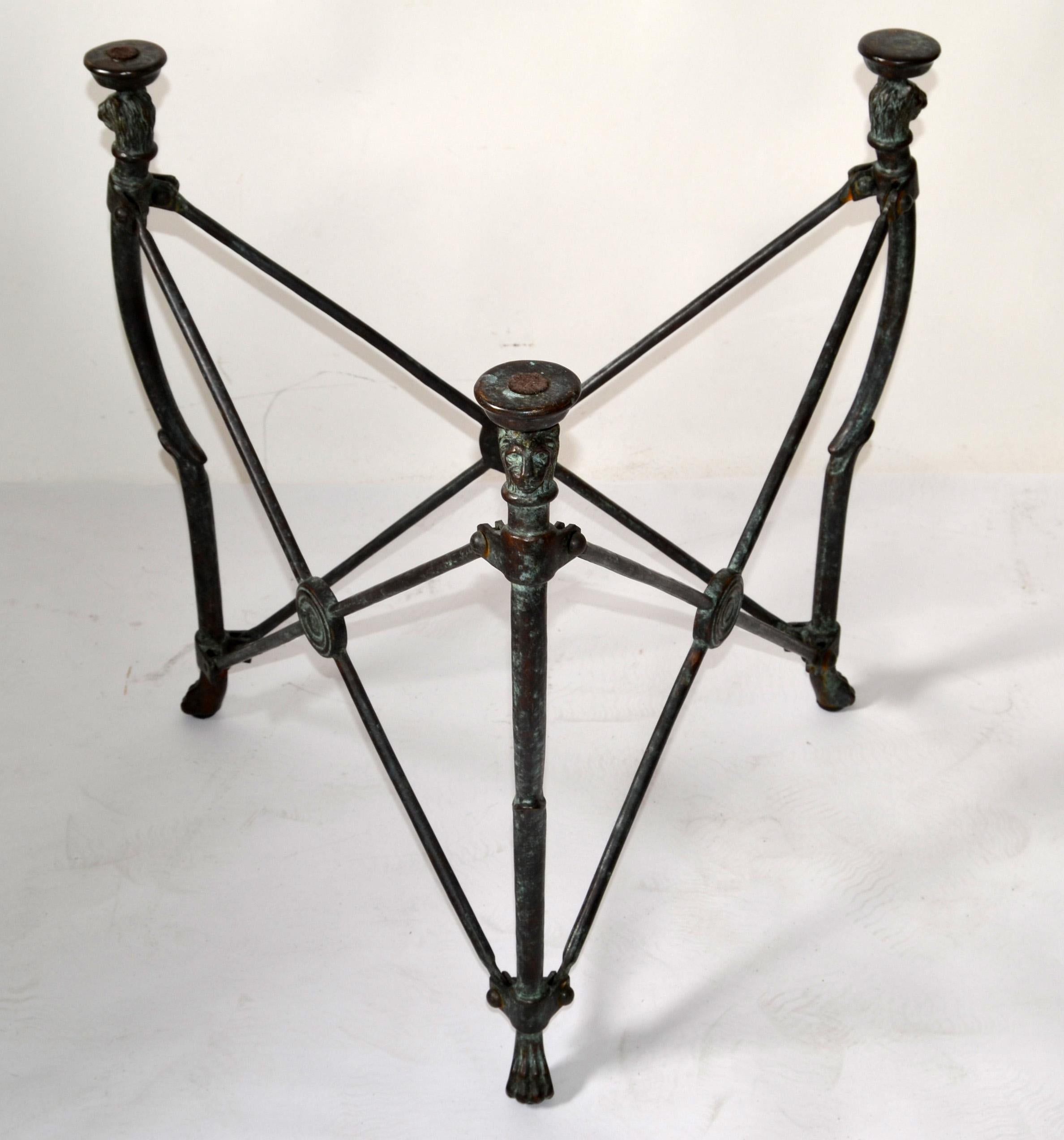 Table ronde néoclassique de style Giacometti en bronze massif avec têtes de lion et pieds à griffes  en vente 1