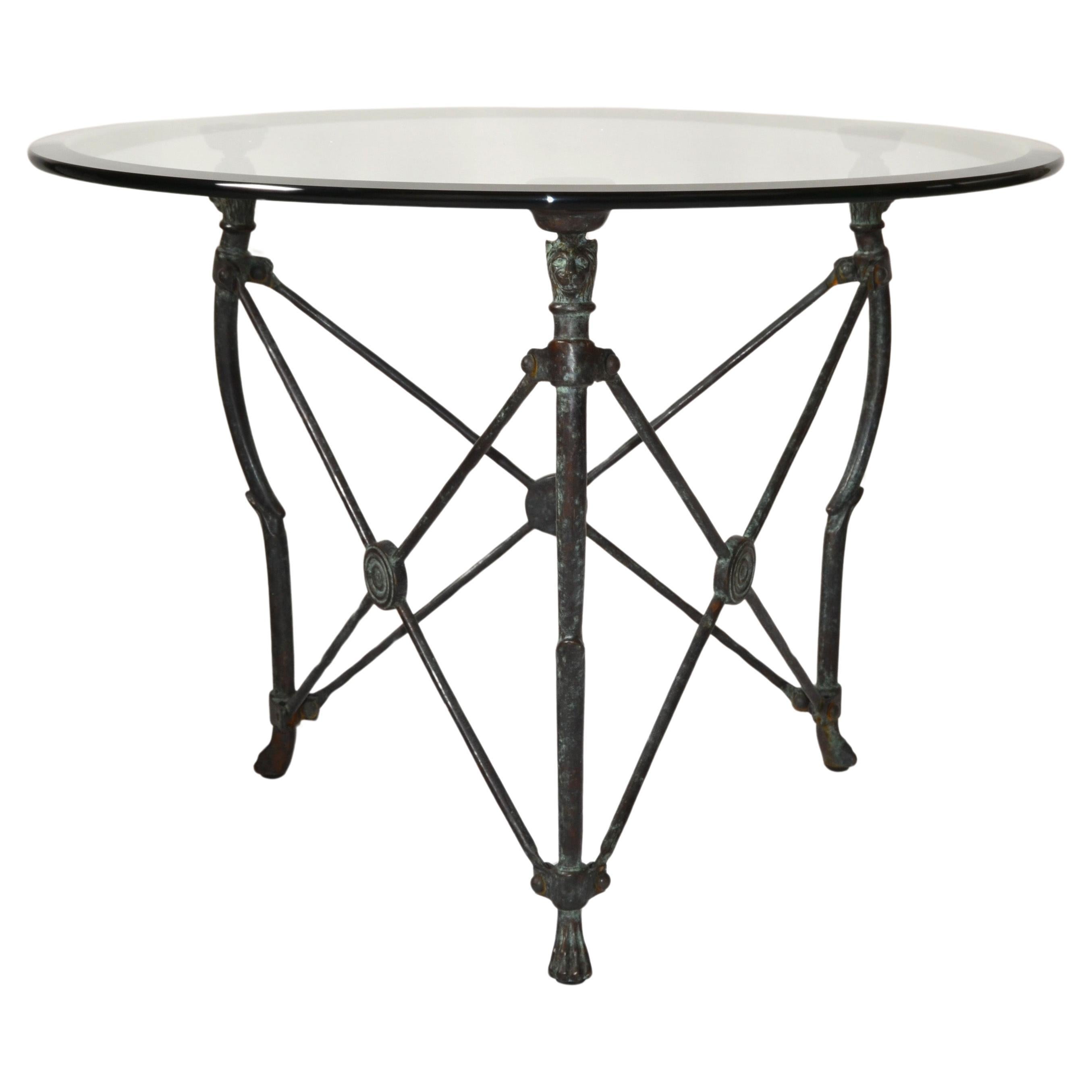 Runder neoklassizistischer Tisch aus massiver Bronze im Giacometti-Stil mit Löwenköpfen und Krallenfüßen  im Angebot