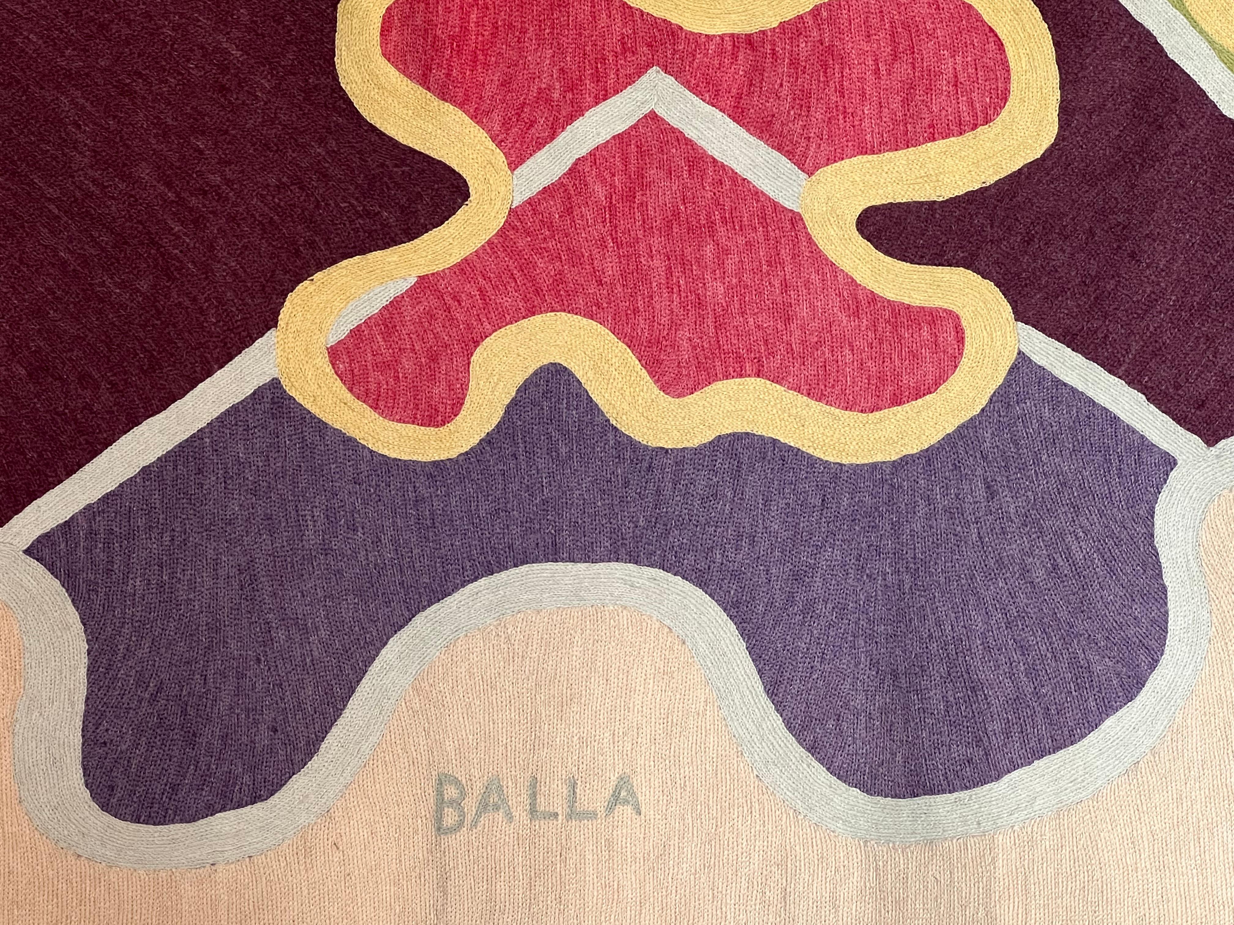 Arazzo lavorato a mano a punto a catenella con filati di pura lana su tela di cotone. Prodotto grazie alla disponibilità delle figlie di Giacomo Balla, Luce ed Elica, che mostrarono a Elio Palmisano  i disegni per tessili elaborati dal loro padre,
