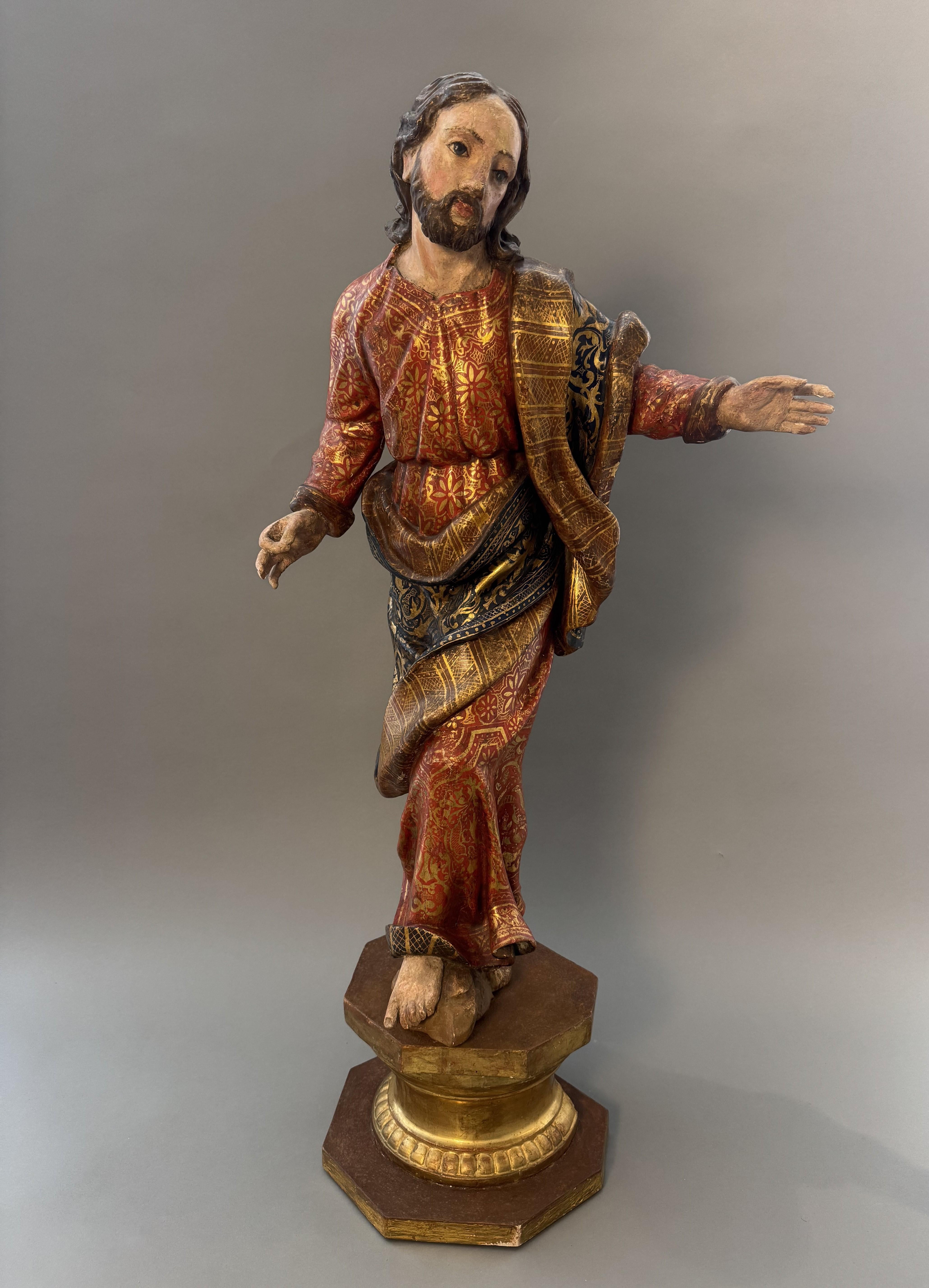Scultura lignea raffigurante Cristo della seconda metà del XVII secolo eseguita da Giacomo Bertesi. La scultura presenta dettagli finemente lavorati, in particolare nella decorazione degli abiti rossi e blu con dettagli dorati. Notiamo una profonda