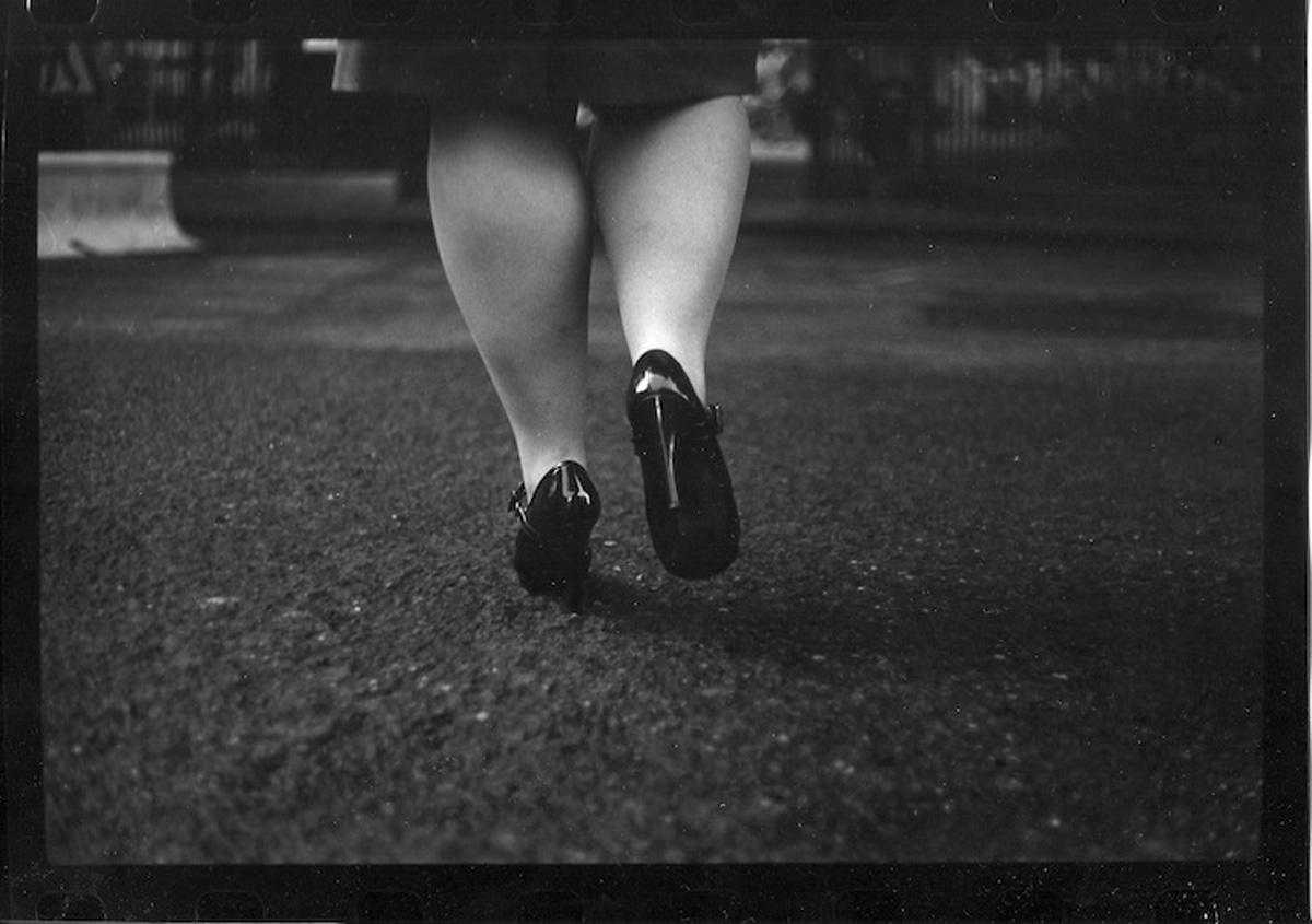 Untitled #13 (Woman's Legs Soho Square) from Eternal London - Giacomo Brunelli