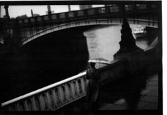 Ohne Titel #15 (Frau Vauxhall Bridge) von Eternal London - Giacomo Brunelli