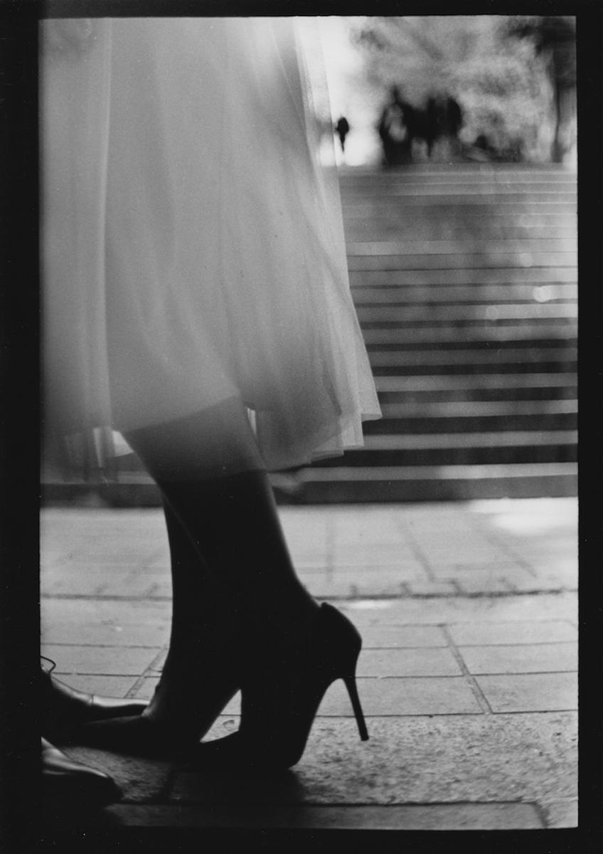 Giacomo Brunelli Black and White Photograph – Ohne Titel #20 (Kiss) aus New York - Schwarz-Weiß-Fotografie, Street Fashion