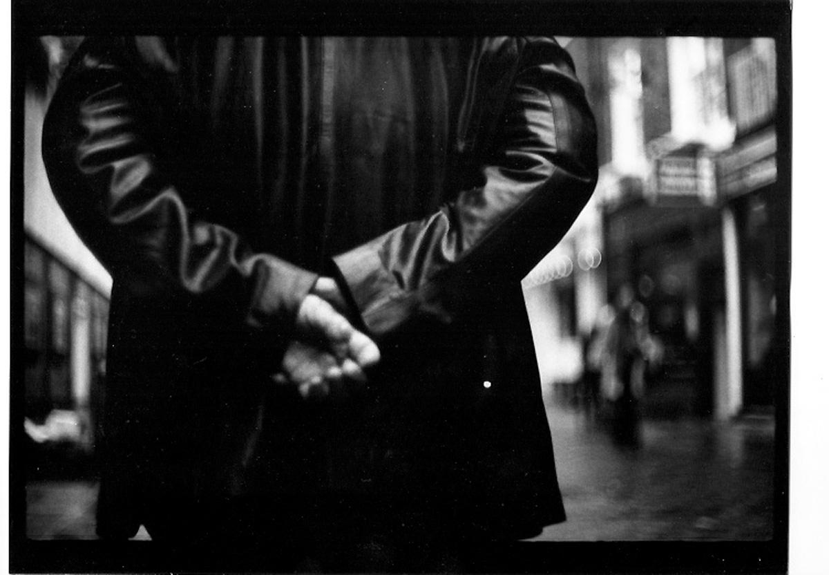 Black and White Photograph di Giacomo Brunelli - Untitled #22 (Man's Hands), 2013 - Stampa alla gelatina d'argento in edizione limitata