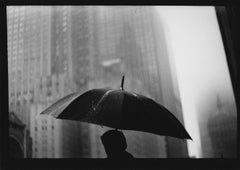 Ohne Titel #27 (Man Umbrella) aus New York - Schwarz-Weiß-Fotografie, Porträt