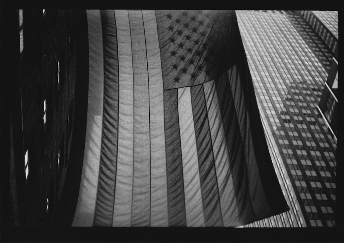Giacomo Brunelli Black and White Photograph – Ohne Titel #29 (Amerikanische Flagge) aus New York - Schwarz-Weiß, Straßenfotografie
