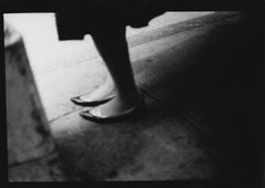 Sans titre n°4 (Woman's Shoes) de New York - Photographie de rue en noir et blanc