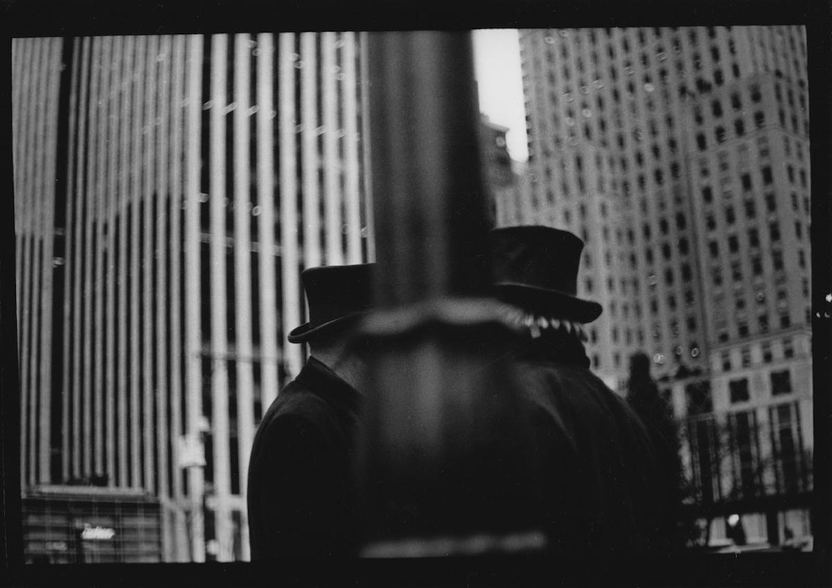 Giacomo Brunelli Black and White Photograph - Untitled #5 (Men Central Park) from New York - Black and White, SkyscrapersPhoto