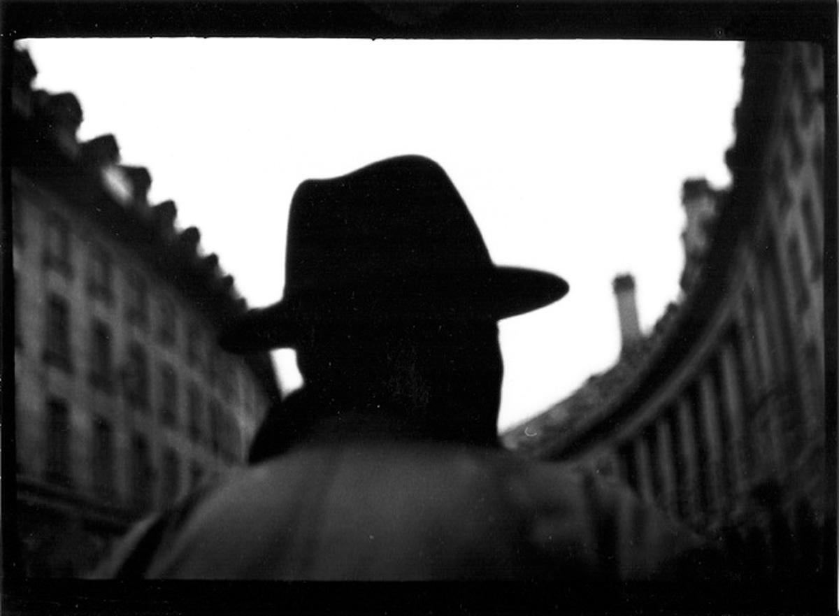Black and White Photograph di Giacomo Brunelli - Senza titolo #6 (Man Regent St.), 2013 - Stampa alla gelatina d'argento in edizione limitata