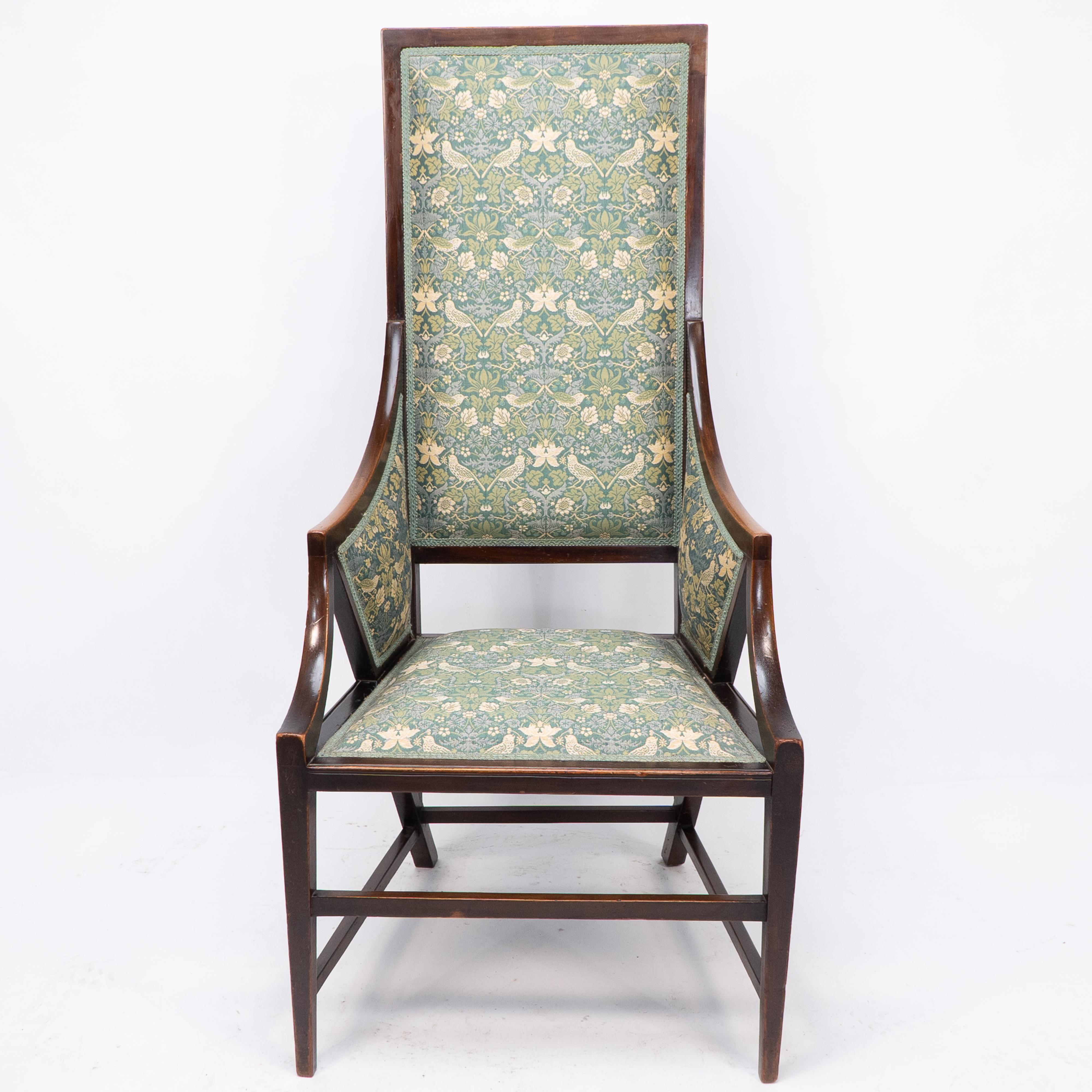 Giacomo Cometti. Ein anspruchsvoller Sessel im anglo-japanischen Stil mit kantigem Design. Die hohe Rückenlehne sitzt auf der Rückseite der Hinterbeine, die wiederum über die Sitzfläche mit den Armlehnen verbunden sind und stilistische Flügelformen